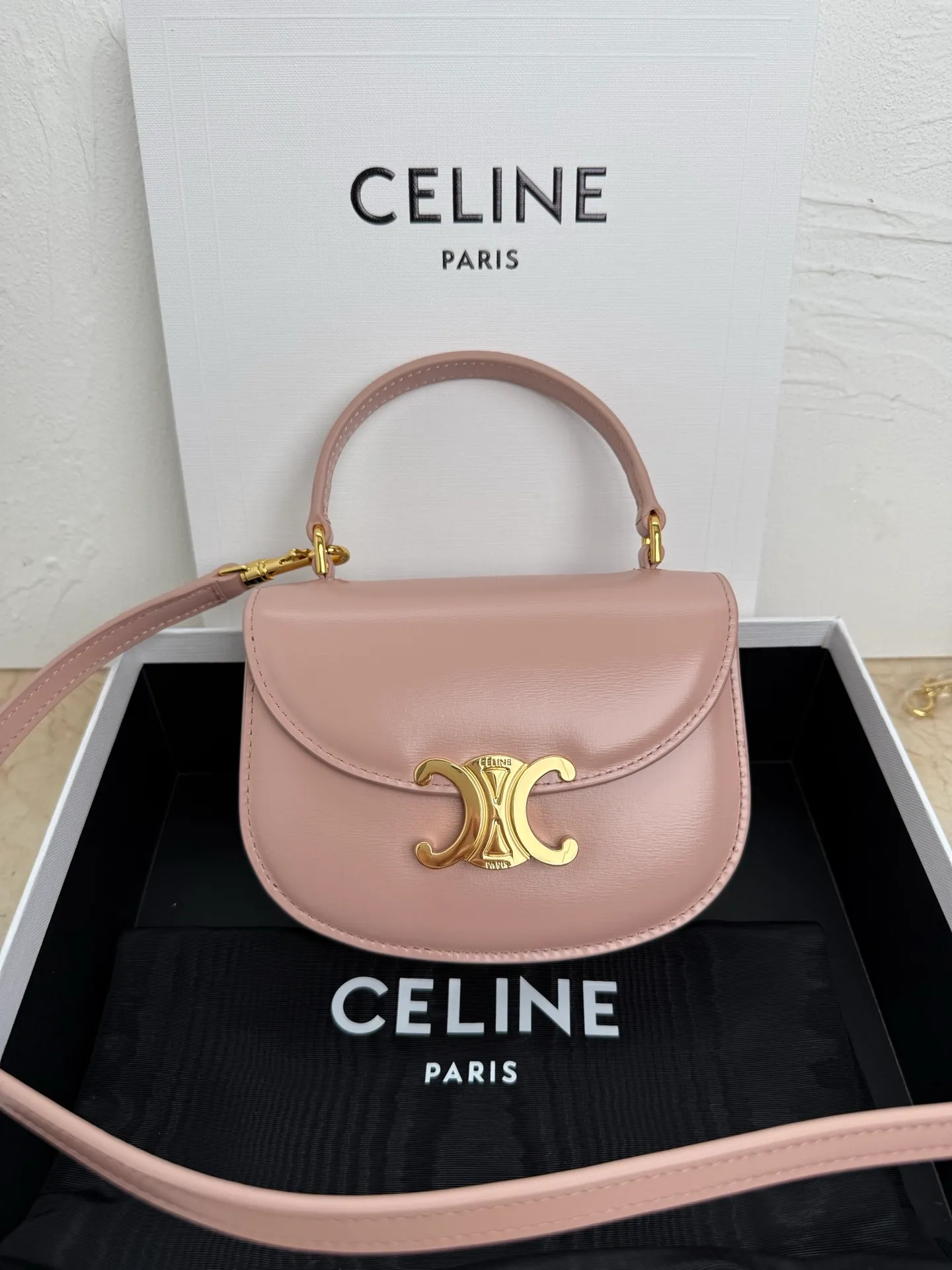 p1500 CELINE-23 new product for early spring Mini Besace smooth cow leather Arc de Triomphe bag LISA same style 🎁 Arc de Triomphe white ⚪️ mini saddle bag Gentle white leather with classic Arc de Triomphe lock ◽️ Retro and exquisite, fashionable and versatile ◽️ Breaking the square design, the arc bottom and flip cover make it more youthful, playful and cute. You will fall in love with it at first glance ~ ◽️Multiple carrying methods ~ one-shoulder and cross-body carry ~ can be folded 📱 ◽️Calfskin + sheepskin lining + all-steel Arc de Triomphe metal buckle Size: 15.5X11.5X5CM Model: 110412