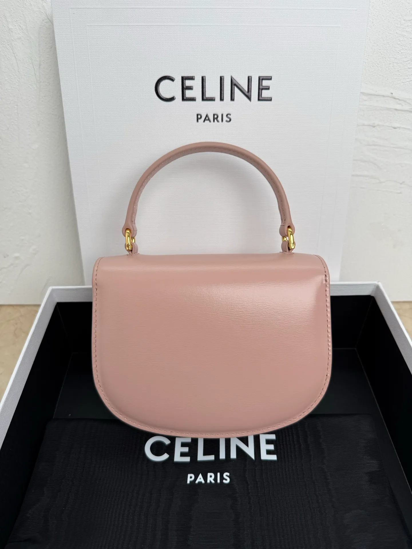 p1500 CELINE-23 new product for early spring Mini Besace smooth cow leather Arc de Triomphe bag LISA same style 🎁 Arc de Triomphe white ⚪️ mini saddle bag Gentle white leather with classic Arc de Triomphe lock ◽️ Retro and exquisite, fashionable and versatile ◽️ Breaking the square design, the arc bottom and flip cover make it more youthful, playful and cute. You will fall in love with it at first glance ~ ◽️Multiple carrying methods ~ one-shoulder and cross-body carry ~ can be folded 📱 ◽️Calfskin + sheepskin lining + all-steel Arc de Triomphe metal buckle Size: 15.5X11.5X5CM Model: 110412