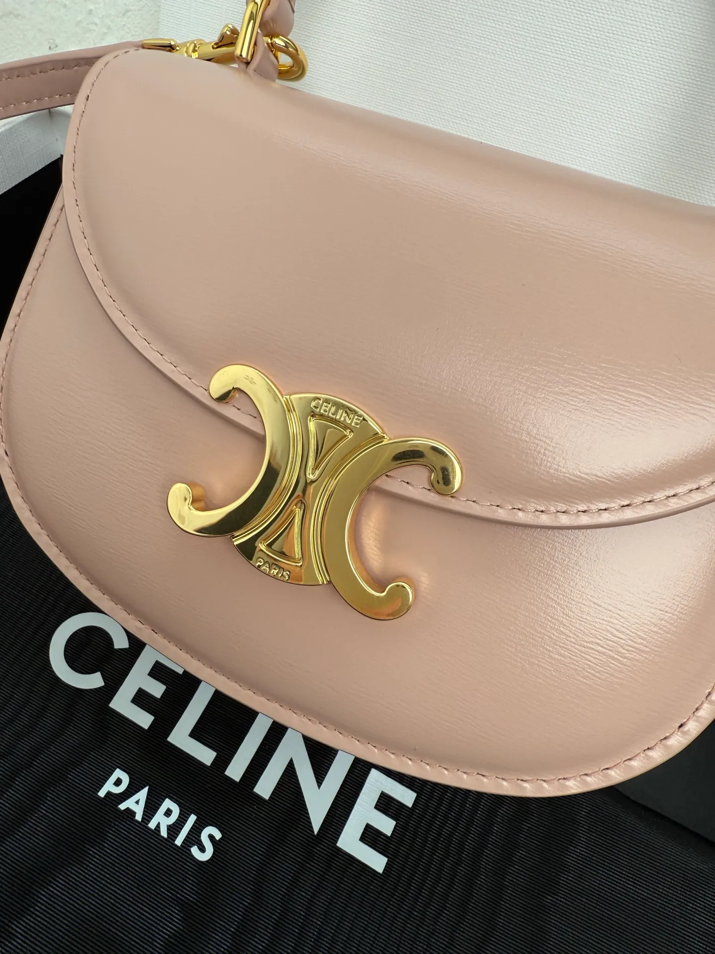 p1500 CELINE-23 new product for early spring Mini Besace smooth cow leather Arc de Triomphe bag LISA same style 🎁 Arc de Triomphe white ⚪️ mini saddle bag Gentle white leather with classic Arc de Triomphe lock ◽️ Retro and exquisite, fashionable and versatile ◽️ Breaking the square design, the arc bottom and flip cover make it more youthful, playful and cute. You will fall in love with it at first glance ~ ◽️Multiple carrying methods ~ one-shoulder and cross-body carry ~ can be folded 📱 ◽️Calfskin + sheepskin lining + all-steel Arc de Triomphe metal buckle Size: 15.5X11.5X5CM Model: 110412