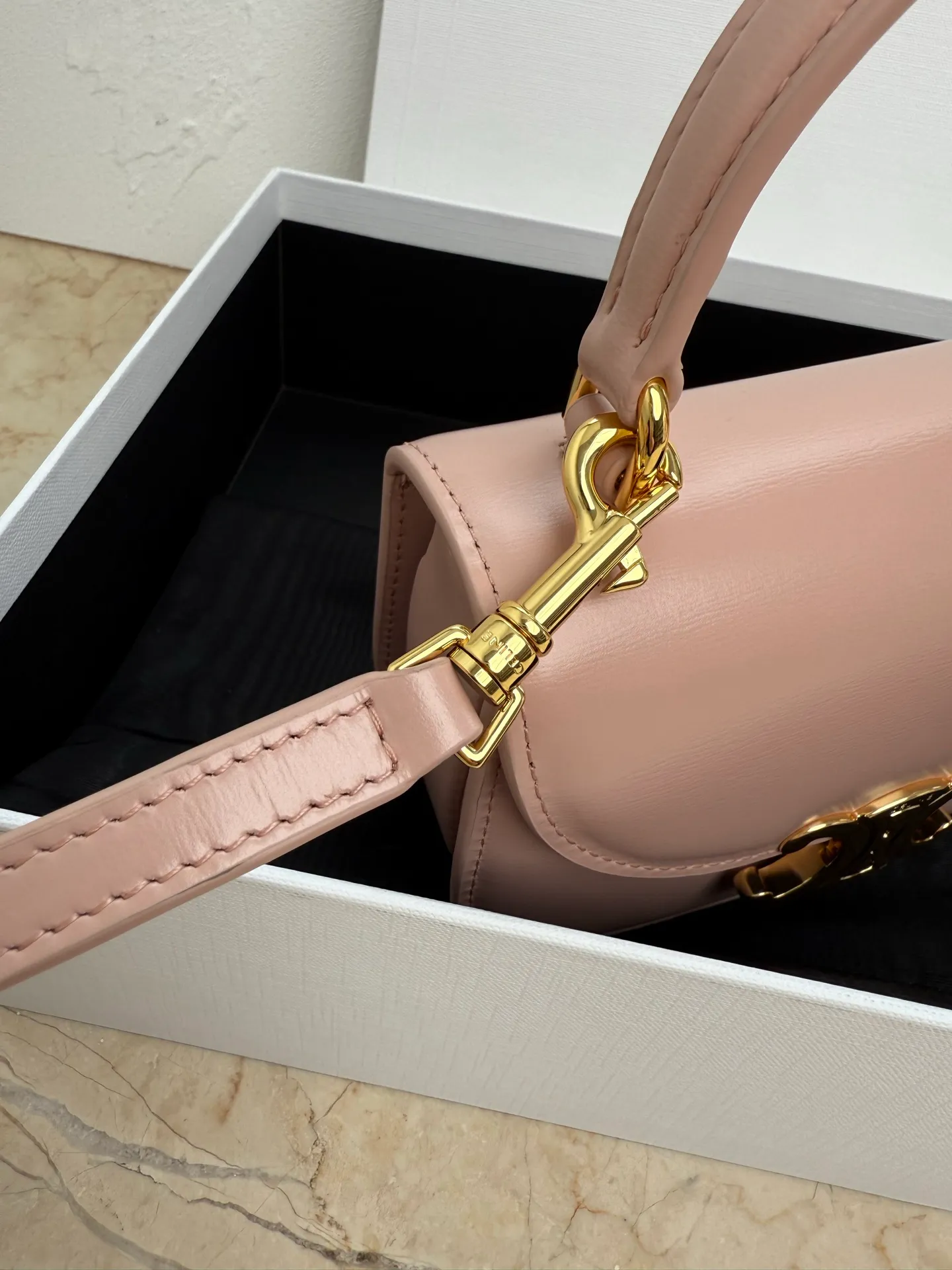 p1500 CELINE-23 new product for early spring Mini Besace smooth cow leather Arc de Triomphe bag LISA same style 🎁 Arc de Triomphe white ⚪️ mini saddle bag Gentle white leather with classic Arc de Triomphe lock ◽️ Retro and exquisite, fashionable and versatile ◽️ Breaking the square design, the arc bottom and flip cover make it more youthful, playful and cute. You will fall in love with it at first glance ~ ◽️Multiple carrying methods ~ one-shoulder and cross-body carry ~ can be folded 📱 ◽️Calfskin + sheepskin lining + all-steel Arc de Triomphe metal buckle Size: 15.5X11.5X5CM Model: 110412
