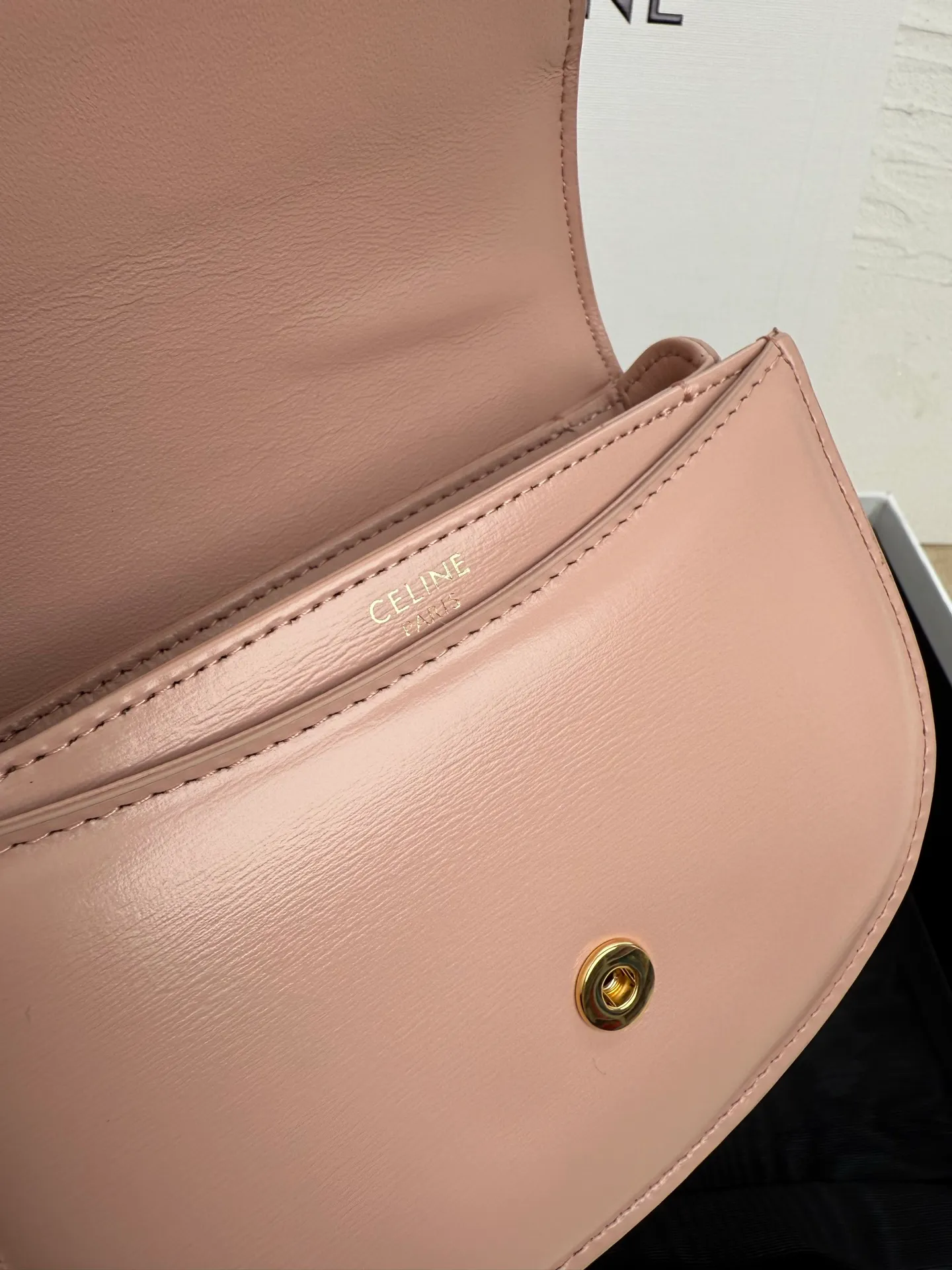 p1500 CELINE-23 new product for early spring Mini Besace smooth cow leather Arc de Triomphe bag LISA same style 🎁 Arc de Triomphe white ⚪️ mini saddle bag Gentle white leather with classic Arc de Triomphe lock ◽️ Retro and exquisite, fashionable and versatile ◽️ Breaking the square design, the arc bottom and flip cover make it more youthful, playful and cute. You will fall in love with it at first glance ~ ◽️Multiple carrying methods ~ one-shoulder and cross-body carry ~ can be folded 📱 ◽️Calfskin + sheepskin lining + all-steel Arc de Triomphe metal buckle Size: 15.5X11.5X5CM Model: 110412