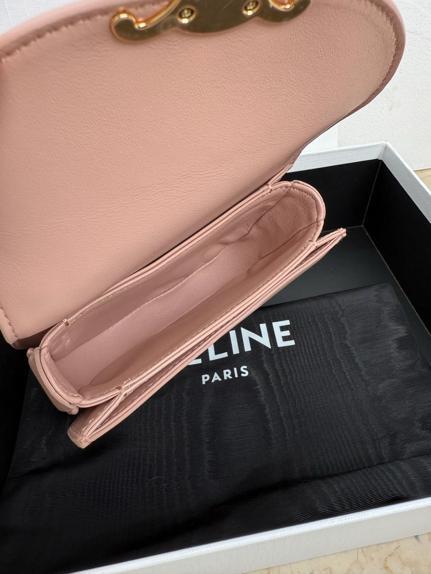 p1500 CELINE-23 new product for early spring Mini Besace smooth cow leather Arc de Triomphe bag LISA same style 🎁 Arc de Triomphe white ⚪️ mini saddle bag Gentle white leather with classic Arc de Triomphe lock ◽️ Retro and exquisite, fashionable and versatile ◽️ Breaking the square design, the arc bottom and flip cover make it more youthful, playful and cute. You will fall in love with it at first glance ~ ◽️Multiple carrying methods ~ one-shoulder and cross-body carry ~ can be folded 📱 ◽️Calfskin + sheepskin lining + all-steel Arc de Triomphe metal buckle Size: 15.5X11.5X5CM Model: 110412