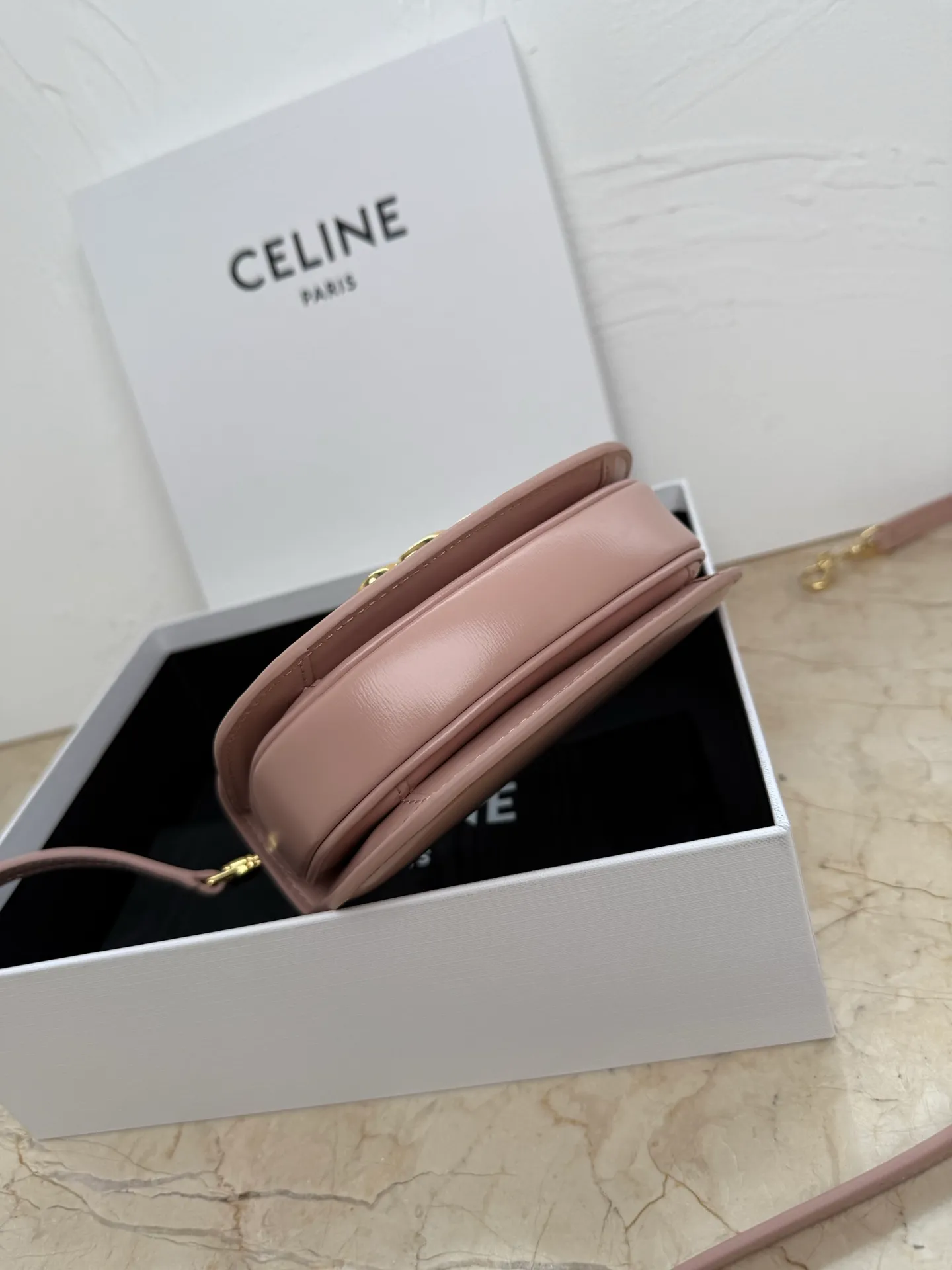 p1500 CELINE-23 new product for early spring Mini Besace smooth cow leather Arc de Triomphe bag LISA same style 🎁 Arc de Triomphe white ⚪️ mini saddle bag Gentle white leather with classic Arc de Triomphe lock ◽️ Retro and exquisite, fashionable and versatile ◽️ Breaking the square design, the arc bottom and flip cover make it more youthful, playful and cute. You will fall in love with it at first glance ~ ◽️Multiple carrying methods ~ one-shoulder and cross-body carry ~ can be folded 📱 ◽️Calfskin + sheepskin lining + all-steel Arc de Triomphe metal buckle Size: 15.5X11.5X5CM Model: 110412