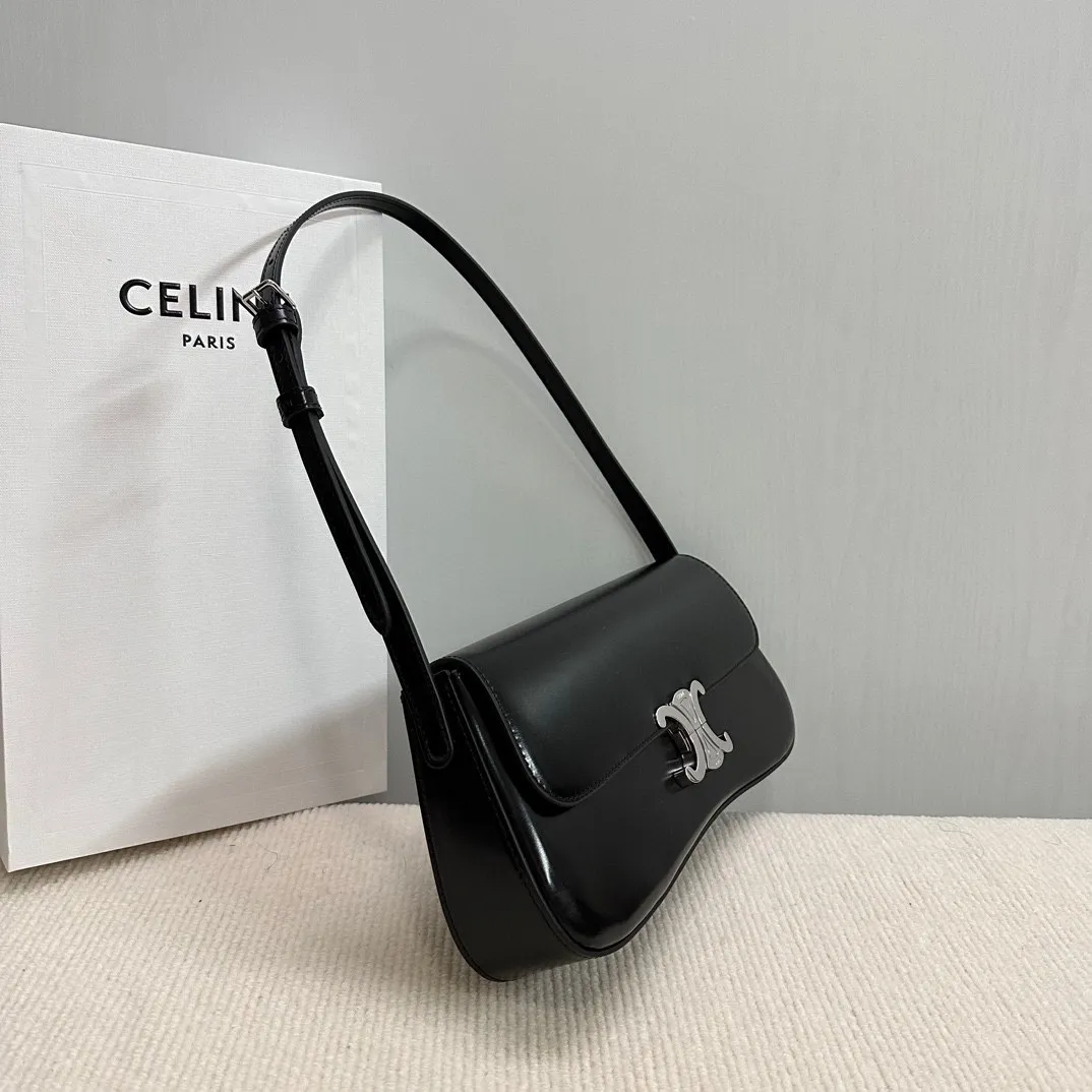New products in stock🅰️🅰️LOLA handbags👜 2024 CE NEW LOLA medium glossy cow leather handbag. Unique finishing to achieve a balance between luster and transparency. Simple and beautiful, it continues the slender baguette silhouette of the Triomphe shoulder bag. The highlight is that the bottom of the bag is designed into a romantic arc line, adding a touch of pretty temperament. The central metal Triumph bag buckle is quite recognizable. The long baguette bag has a large interior capacity and a strong sense of style ~ cow leather, sheep leather lining, shoulder strap, all-steel metal lock, 🉑️adjustable shoulder strap. Style number: 115533 Color: black/antique silver (with original packaging) Size: 28x12x5