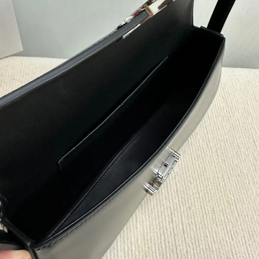 New products in stock🅰️🅰️LOLA handbags👜 2024 CE NEW LOLA medium glossy cow leather handbag. Unique finishing to achieve a balance between luster and transparency. Simple and beautiful, it continues the slender baguette silhouette of the Triomphe shoulder bag. The highlight is that the bottom of the bag is designed into a romantic arc line, adding a touch of pretty temperament. The central metal Triumph bag buckle is quite recognizable. The long baguette bag has a large interior capacity and a strong sense of style ~ cow leather, sheep leather lining, shoulder strap, all-steel metal lock, 🉑️adjustable shoulder strap. Style number: 115533 Color: black/antique silver (with original packaging) Size: 28x12x5
