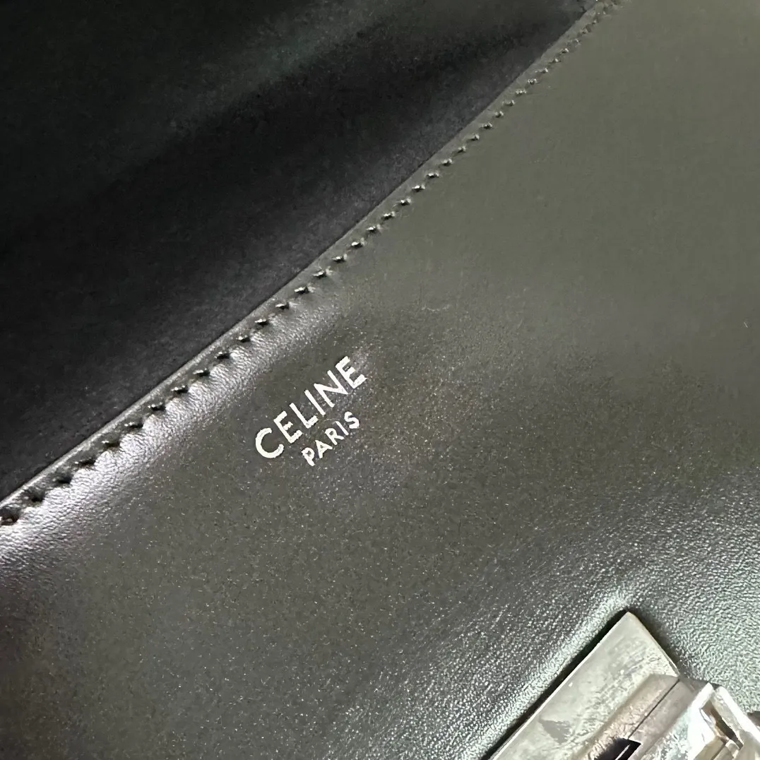 New products in stock🅰️🅰️LOLA handbags👜 2024 CE NEW LOLA medium glossy cow leather handbag. Unique finishing to achieve a balance between luster and transparency. Simple and beautiful, it continues the slender baguette silhouette of the Triomphe shoulder bag. The highlight is that the bottom of the bag is designed into a romantic arc line, adding a touch of pretty temperament. The central metal Triumph bag buckle is quite recognizable. The long baguette bag has a large interior capacity and a strong sense of style ~ cow leather, sheep leather lining, shoulder strap, all-steel metal lock, 🉑️adjustable shoulder strap. Style number: 115533 Color: black/antique silver (with original packaging) Size: 28x12x5