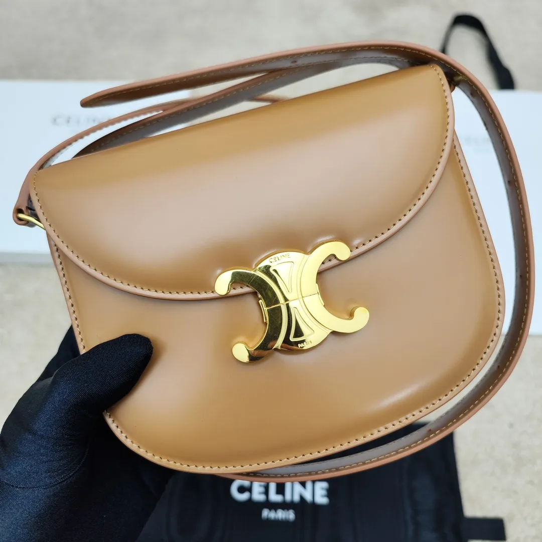 The new TEEN BESACE TRIOMPHE metal lock depicts the iconic style. Glossy cow leather handbag. The bag is made of cow leather. Sheep leather lining. Suitable for crossbody and shoulder carry. Metal TRIOMPHE logo closure. 3 inner compartments. Internal zipper pocket and flat pocket. Model: 110413. Size: 18.5*16*6🌺🌺🌺