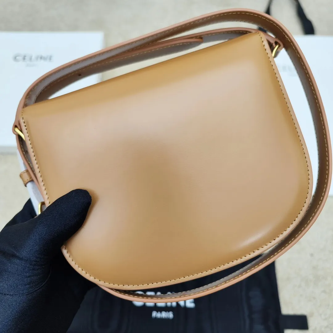 The new TEEN BESACE TRIOMPHE metal lock depicts the iconic style. Glossy cow leather handbag. The bag is made of cow leather. Sheep leather lining. Suitable for crossbody and shoulder carry. Metal TRIOMPHE logo closure. 3 inner compartments. Internal zipper pocket and flat pocket. Model: 110413. Size: 18.5*16*6🌺🌺🌺