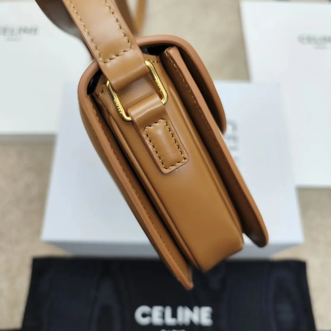 The new TEEN BESACE TRIOMPHE metal lock depicts the iconic style. Glossy cow leather handbag. The bag is made of cow leather. Sheep leather lining. Suitable for crossbody and shoulder carry. Metal TRIOMPHE logo closure. 3 inner compartments. Internal zipper pocket and flat pocket. Model: 110413. Size: 18.5*16*6🌺🌺🌺