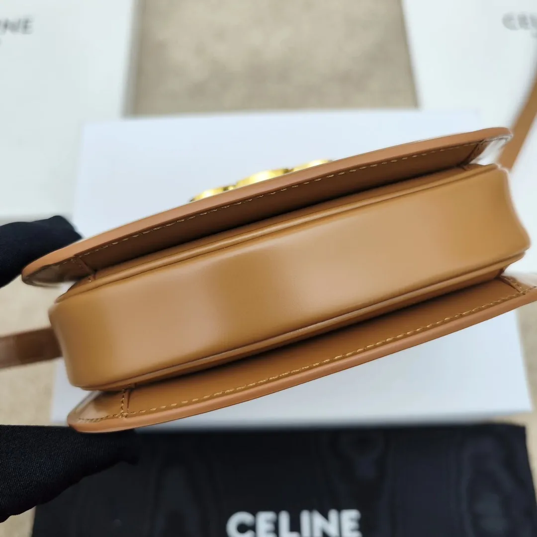 The new TEEN BESACE TRIOMPHE metal lock depicts the iconic style. Glossy cow leather handbag. The bag is made of cow leather. Sheep leather lining. Suitable for crossbody and shoulder carry. Metal TRIOMPHE logo closure. 3 inner compartments. Internal zipper pocket and flat pocket. Model: 110413. Size: 18.5*16*6🌺🌺🌺