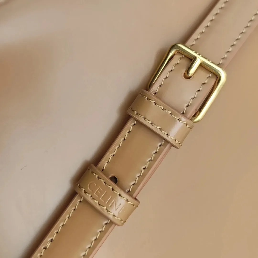 The new TEEN BESACE TRIOMPHE metal lock depicts the iconic style. Glossy cow leather handbag. The bag is made of cow leather. Sheep leather lining. Suitable for crossbody and shoulder carry. Metal TRIOMPHE logo closure. 3 inner compartments. Internal zipper pocket and flat pocket. Model: 110413. Size: 18.5*16*6🌺🌺🌺