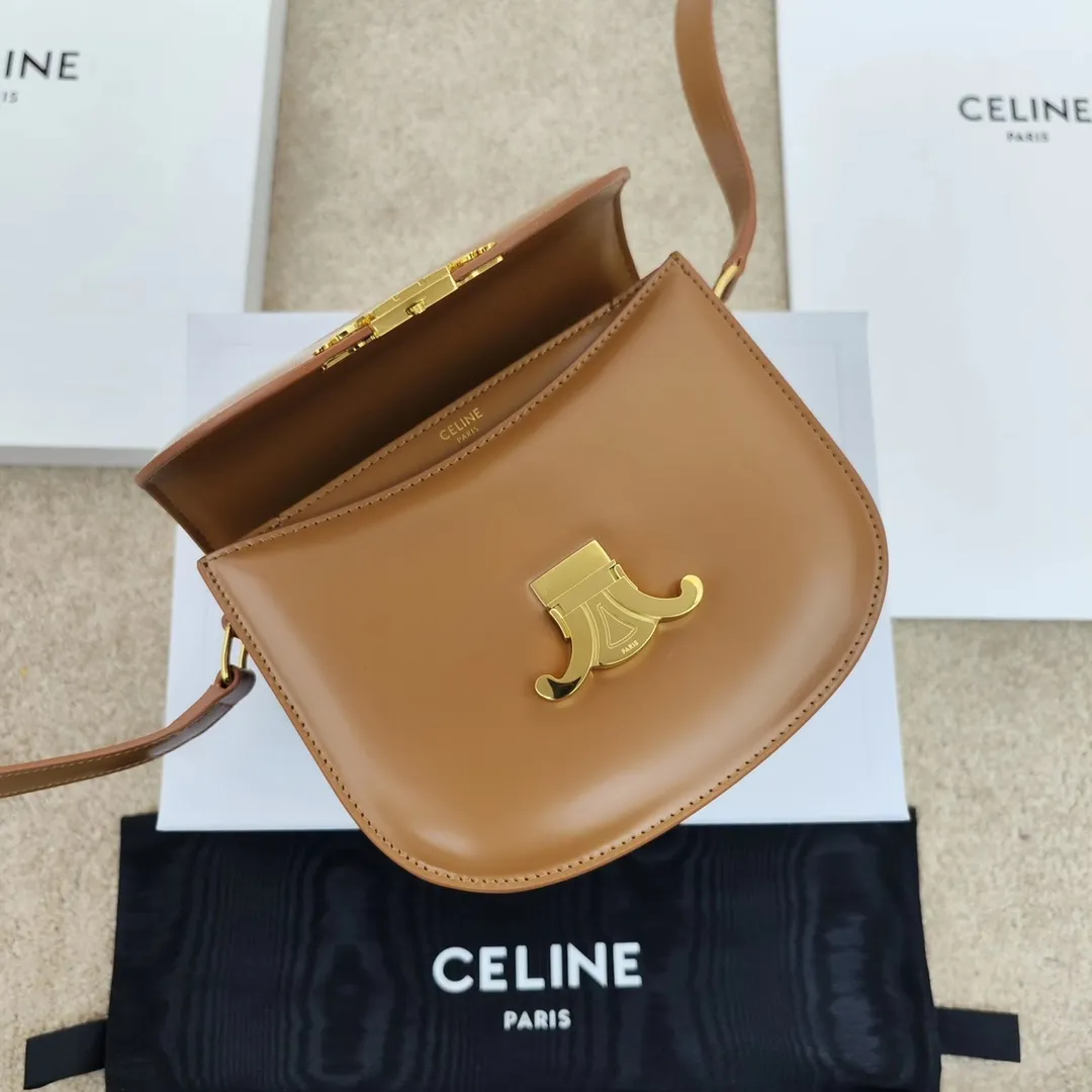 The new TEEN BESACE TRIOMPHE metal lock depicts the iconic style. Glossy cow leather handbag. The bag is made of cow leather. Sheep leather lining. Suitable for crossbody and shoulder carry. Metal TRIOMPHE logo closure. 3 inner compartments. Internal zipper pocket and flat pocket. Model: 110413. Size: 18.5*16*6🌺🌺🌺