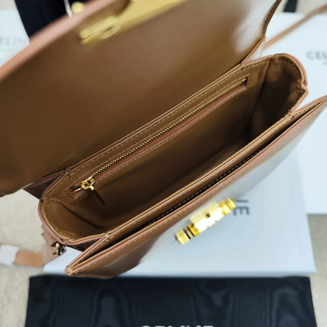 The new TEEN BESACE TRIOMPHE metal lock depicts the iconic style. Glossy cow leather handbag. The bag is made of cow leather. Sheep leather lining. Suitable for crossbody and shoulder carry. Metal TRIOMPHE logo closure. 3 inner compartments. Internal zipper pocket and flat pocket. Model: 110413. Size: 18.5*16*6🌺🌺🌺