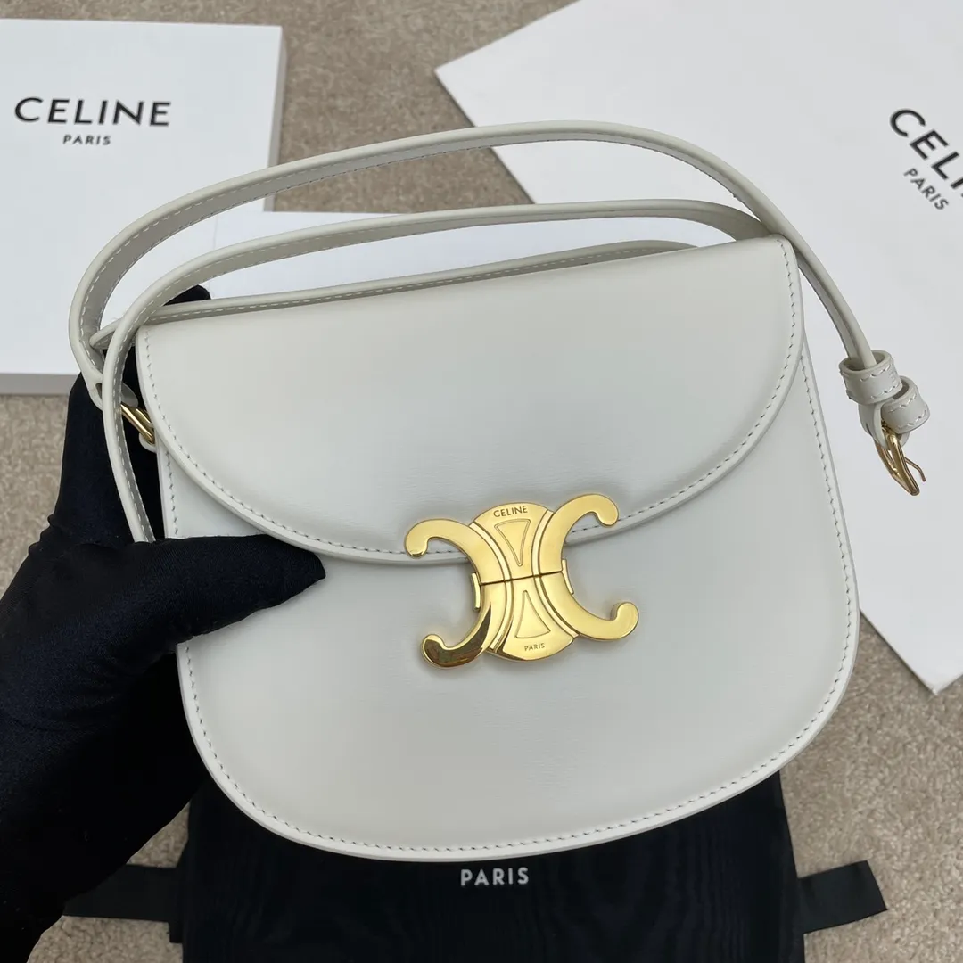The new TEEN BESACE TRIOMPHE metal lock depicts the iconic style. Glossy cow leather handbag. The bag is made of cow leather. Sheep leather lining. Suitable for crossbody and shoulder carry. Metal TRIOMPHE logo closure. 3 inner compartments. Internal zipper pocket and flat pocket. Model: 110413. Size: 18.5*16*6🌺🌺🌺
