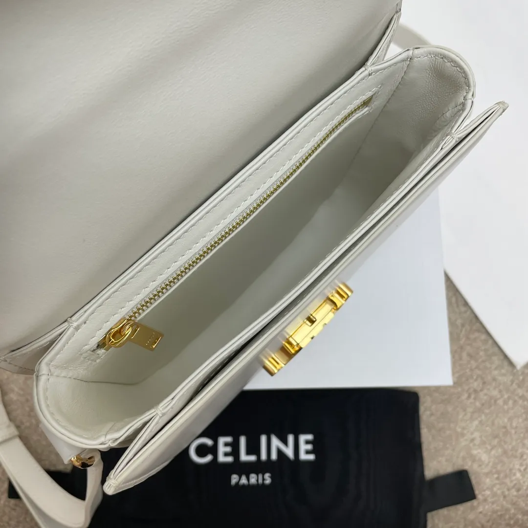 The new TEEN BESACE TRIOMPHE metal lock depicts the iconic style. Glossy cow leather handbag. The bag is made of cow leather. Sheep leather lining. Suitable for crossbody and shoulder carry. Metal TRIOMPHE logo closure. 3 inner compartments. Internal zipper pocket and flat pocket. Model: 110413. Size: 18.5*16*6🌺🌺🌺