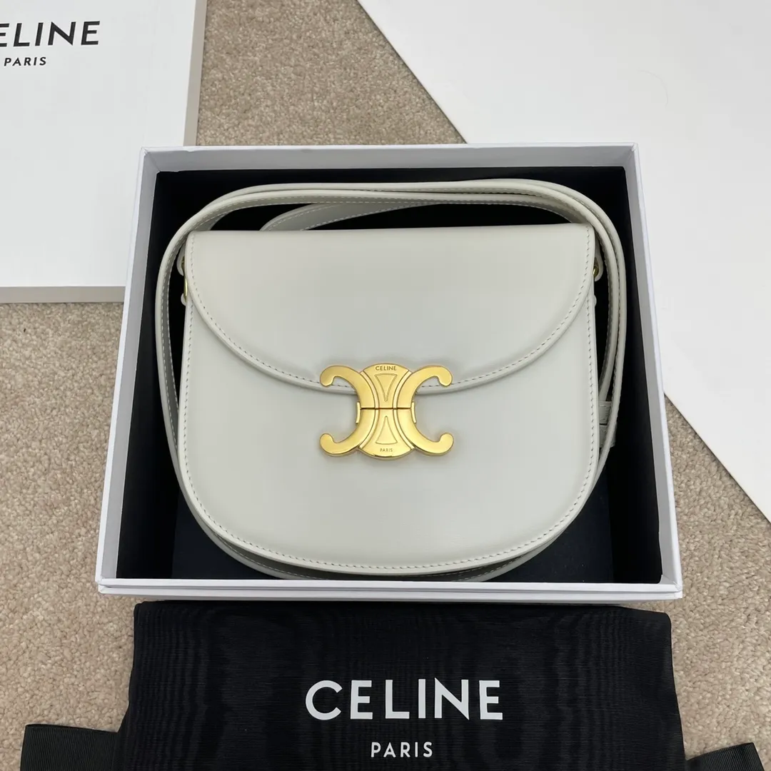 The new TEEN BESACE TRIOMPHE metal lock depicts the iconic style. Glossy cow leather handbag. The bag is made of cow leather. Sheep leather lining. Suitable for crossbody and shoulder carry. Metal TRIOMPHE logo closure. 3 inner compartments. Internal zipper pocket and flat pocket. Model: 110413. Size: 18.5*16*6🌺🌺🌺