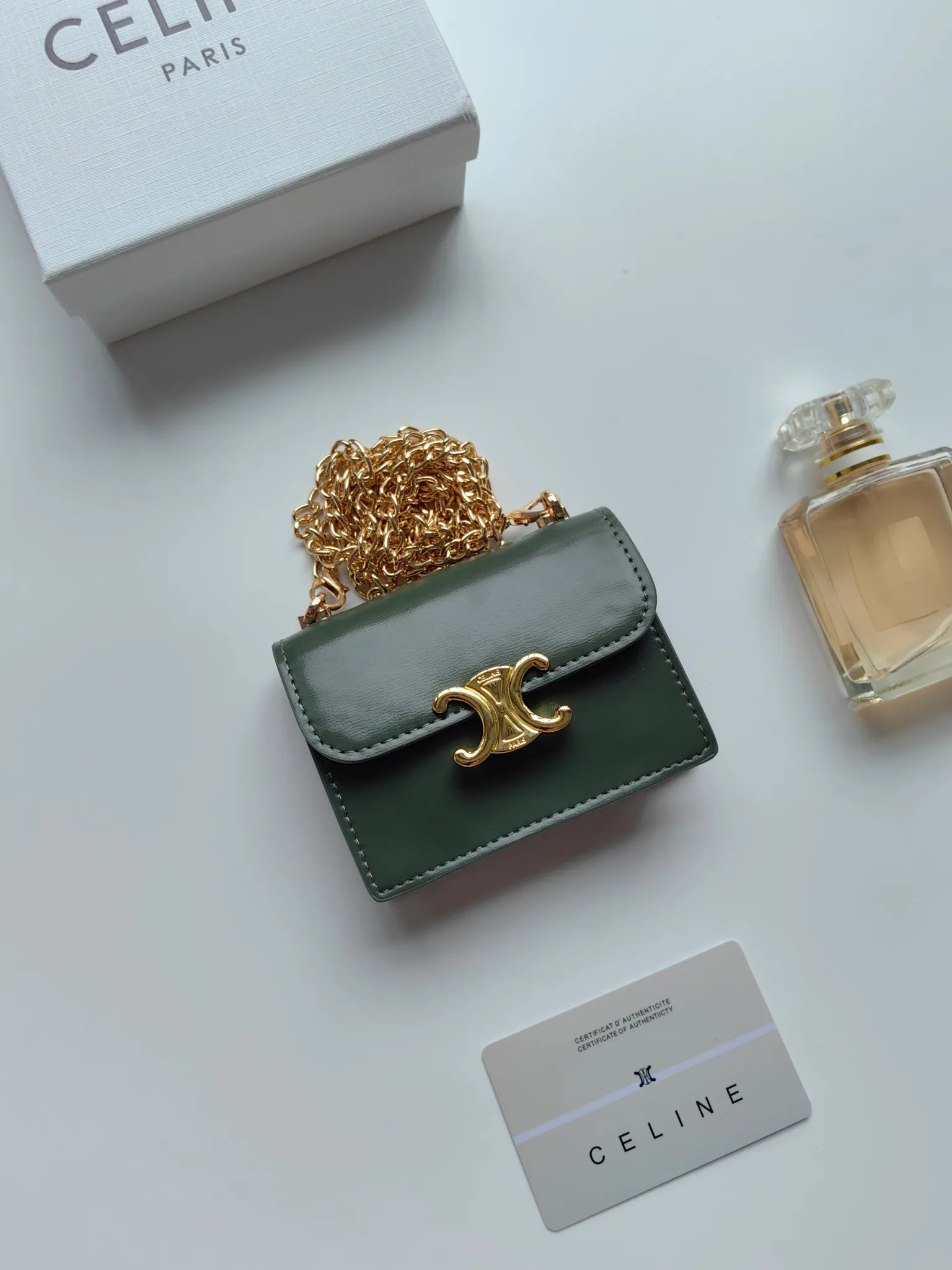 💰140 Celine's new chain TRIOMPHE business card bag, which can be worn cross-body, has a classic pattern with plain microfiber on the inside, gold-finished TRIOMPHE metal snap closure, 1 thickened main compartment, and 3 inner card slots. No.: 10N062 Size: 10.5x8.5x3 cm