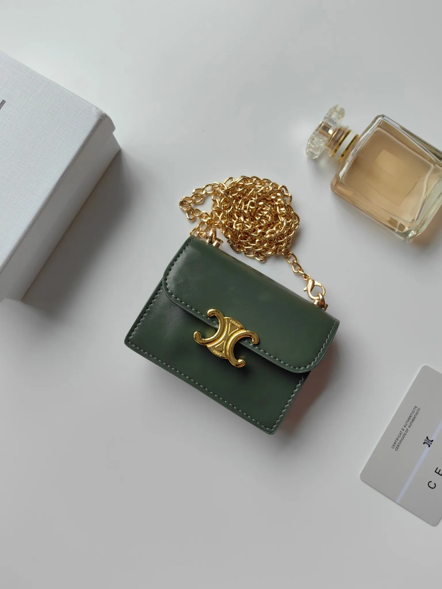 💰140 Celine's new chain TRIOMPHE business card bag, which can be worn cross-body, has a classic pattern with plain microfiber on the inside, gold-finished TRIOMPHE metal snap closure, 1 thickened main compartment, and 3 inner card slots. No.: 10N062 Size: 10.5x8.5x3 cm