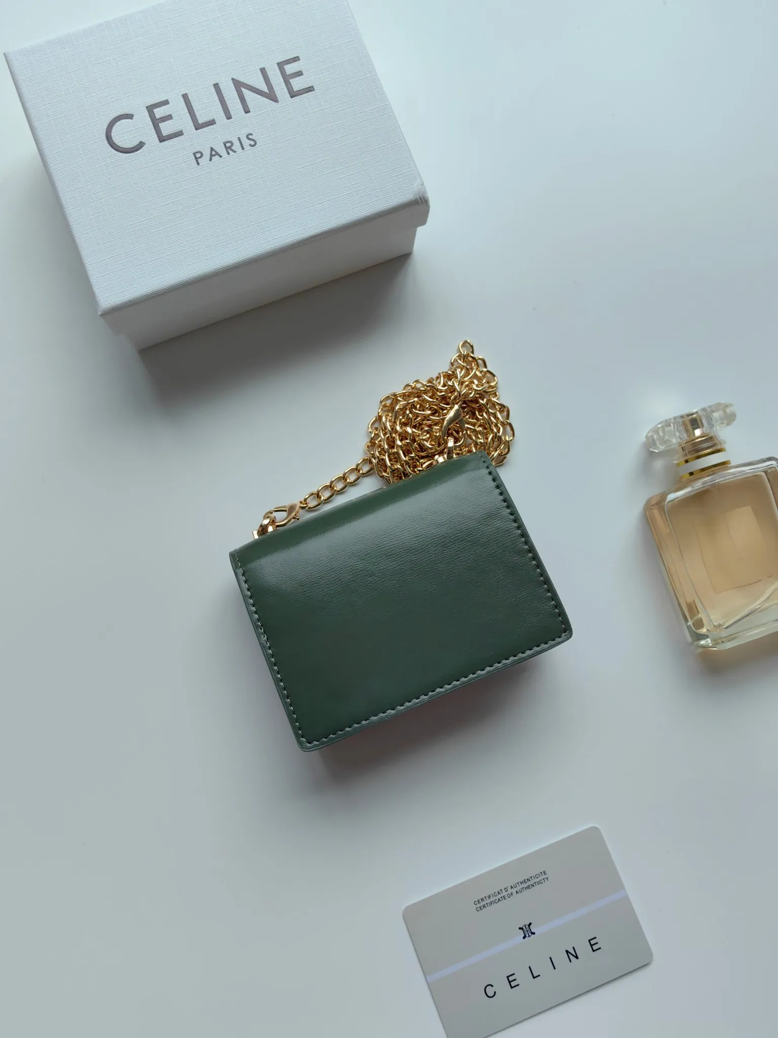 💰140 Celine's new chain TRIOMPHE business card bag, which can be worn cross-body, has a classic pattern with plain microfiber on the inside, gold-finished TRIOMPHE metal snap closure, 1 thickened main compartment, and 3 inner card slots. No.: 10N062 Size: 10.5x8.5x3 cm