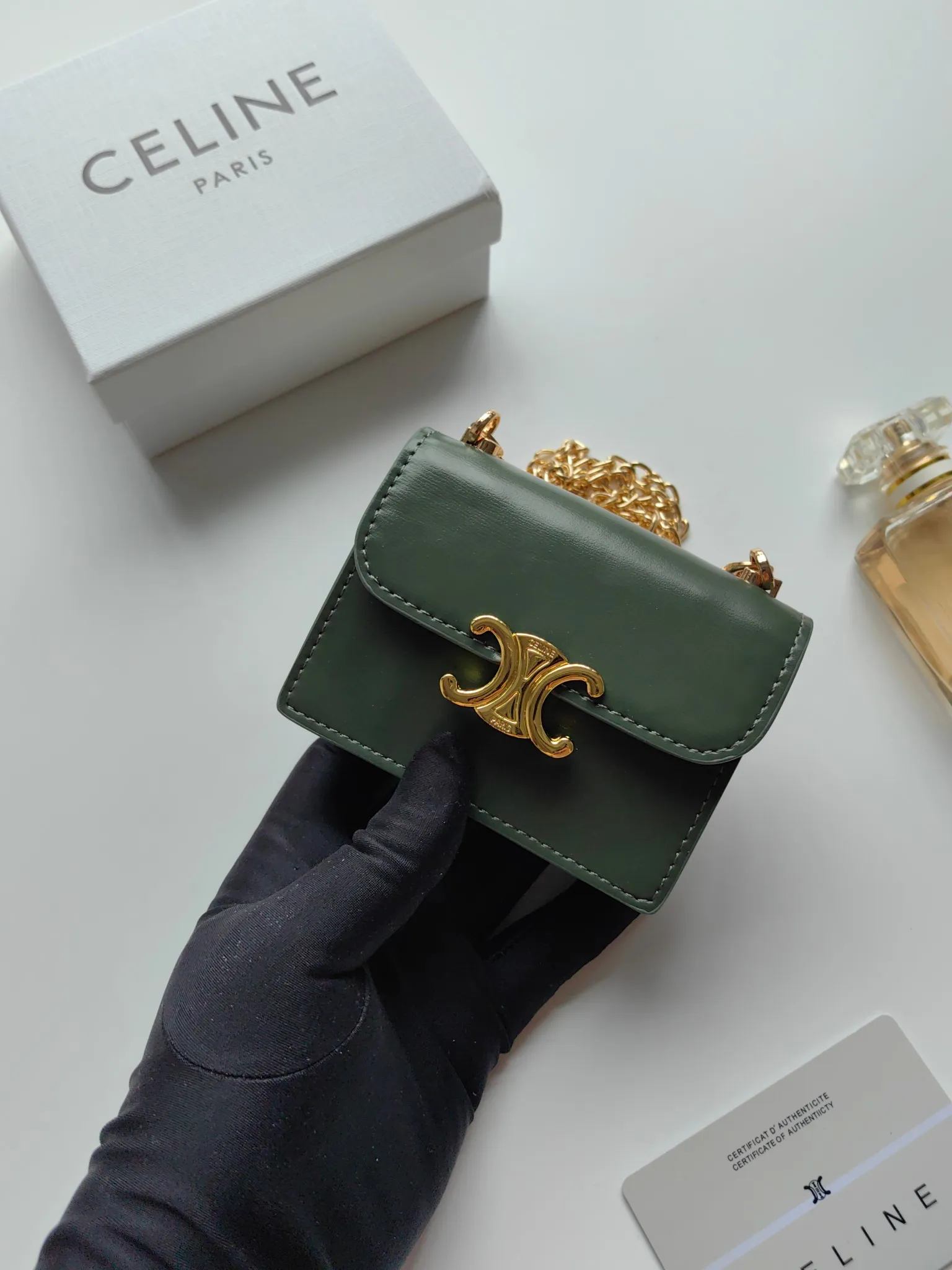 💰140 Celine's new chain TRIOMPHE business card bag, which can be worn cross-body, has a classic pattern with plain microfiber on the inside, gold-finished TRIOMPHE metal snap closure, 1 thickened main compartment, and 3 inner card slots. No.: 10N062 Size: 10.5x8.5x3 cm