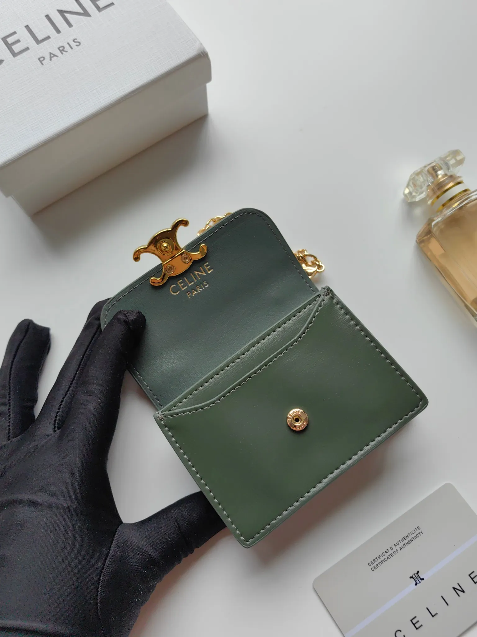 💰140 Celine's new chain TRIOMPHE business card bag, which can be worn cross-body, has a classic pattern with plain microfiber on the inside, gold-finished TRIOMPHE metal snap closure, 1 thickened main compartment, and 3 inner card slots. No.: 10N062 Size: 10.5x8.5x3 cm