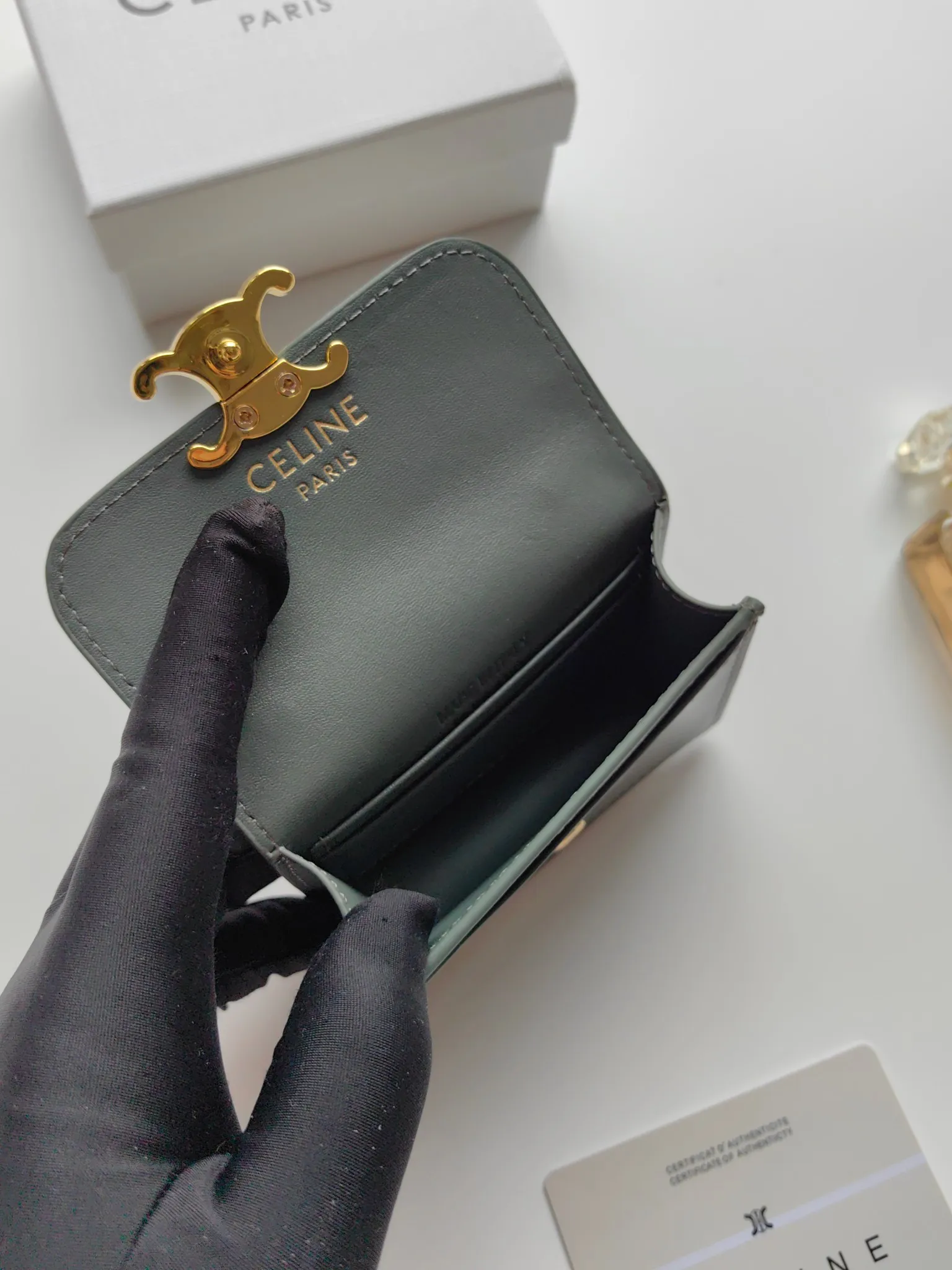 💰140 Celine's new chain TRIOMPHE business card bag, which can be worn cross-body, has a classic pattern with plain microfiber on the inside, gold-finished TRIOMPHE metal snap closure, 1 thickened main compartment, and 3 inner card slots. No.: 10N062 Size: 10.5x8.5x3 cm