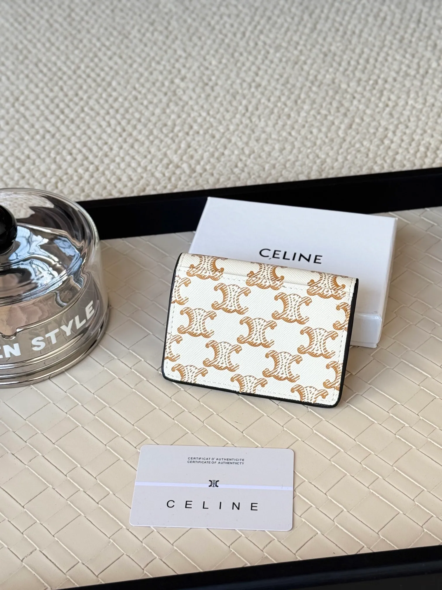 💰130 Celine's new card holder is online, ce's new classic card holder, with cow leather interior and triomphe snap closure, with 4 card slots inside and 1 outside card slot. It is easy to carry when going out, looks and wear-resistant, and is super light weight! Style number: 10L583 Size: 10.5x7x1cm