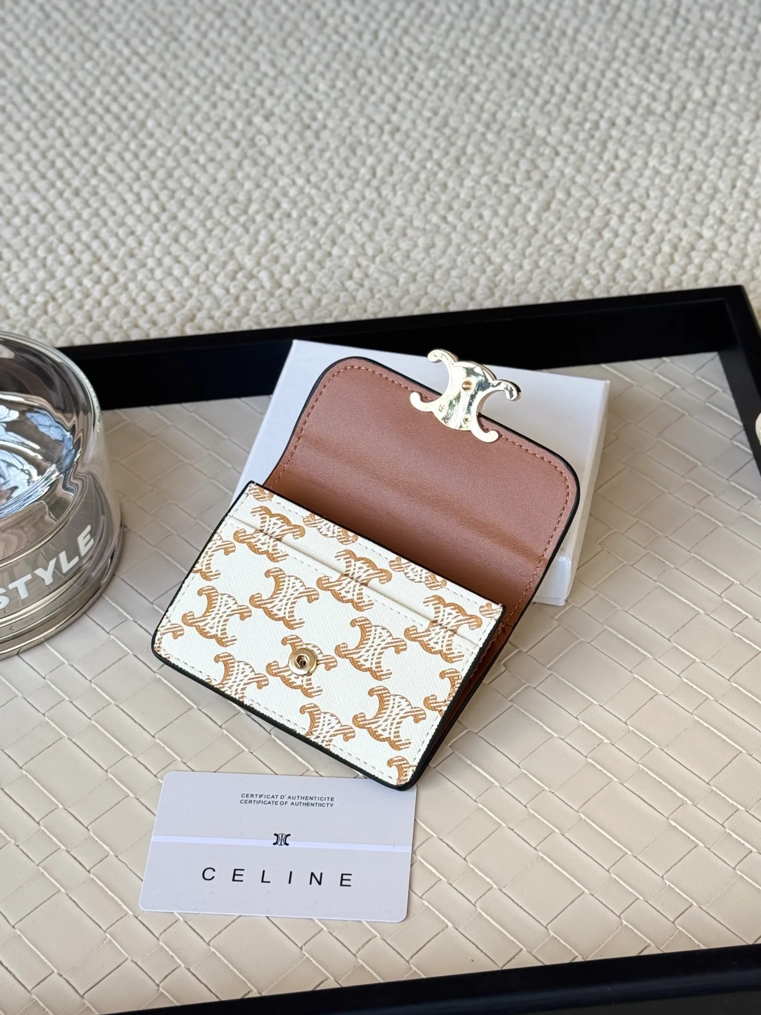 💰130 Celine's new card holder is online, ce's new classic card holder, with cow leather interior and triomphe snap closure, with 4 card slots inside and 1 outside card slot. It is easy to carry when going out, looks and wear-resistant, and is super light weight! Style number: 10L583 Size: 10.5x7x1cm