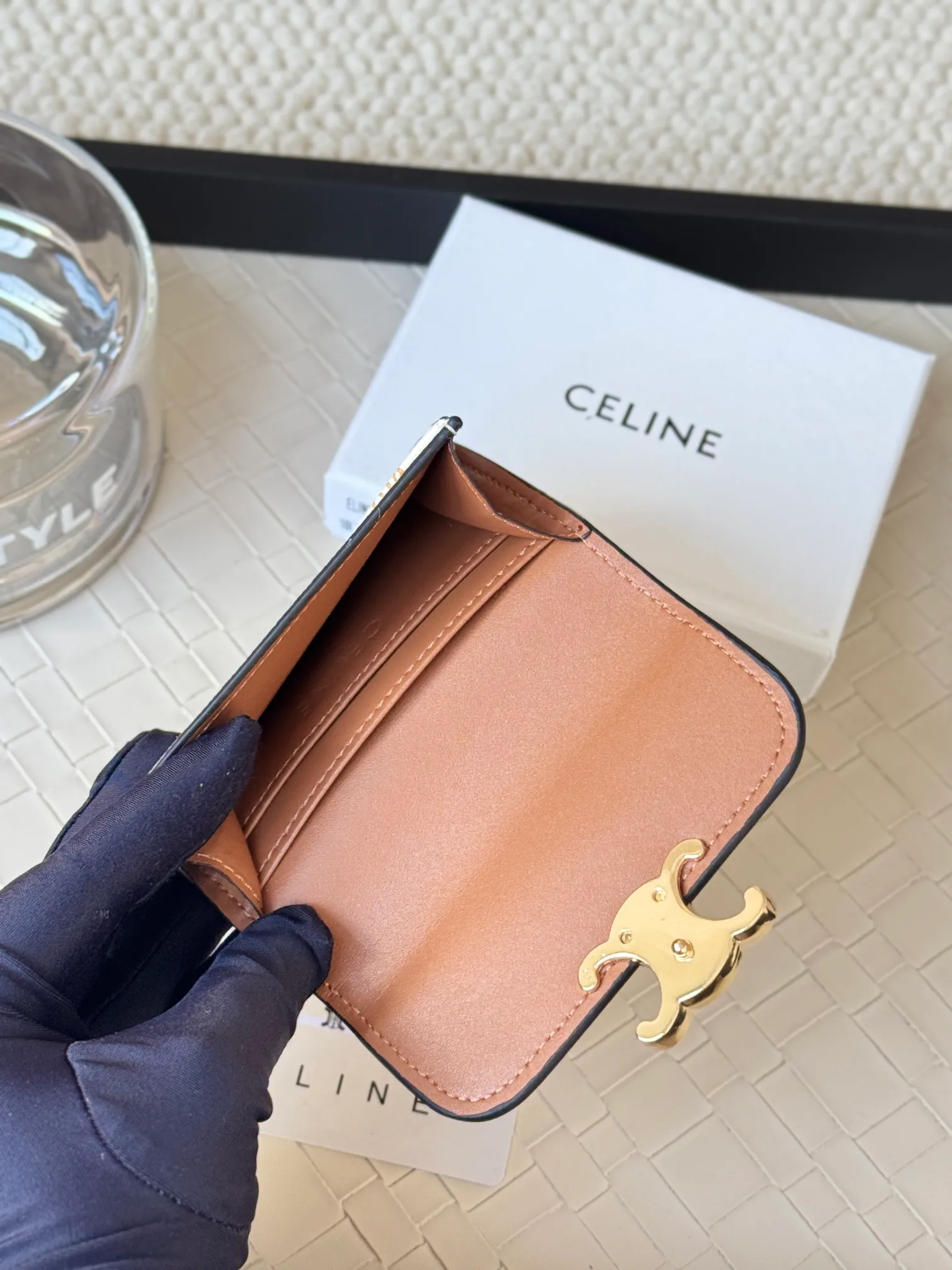 💰130 Celine's new card holder is online, ce's new classic card holder, with cow leather interior and triomphe snap closure, with 4 card slots inside and 1 outside card slot. It is easy to carry when going out, looks and wear-resistant, and is super light weight! Style number: 10L583 Size: 10.5x7x1cm
