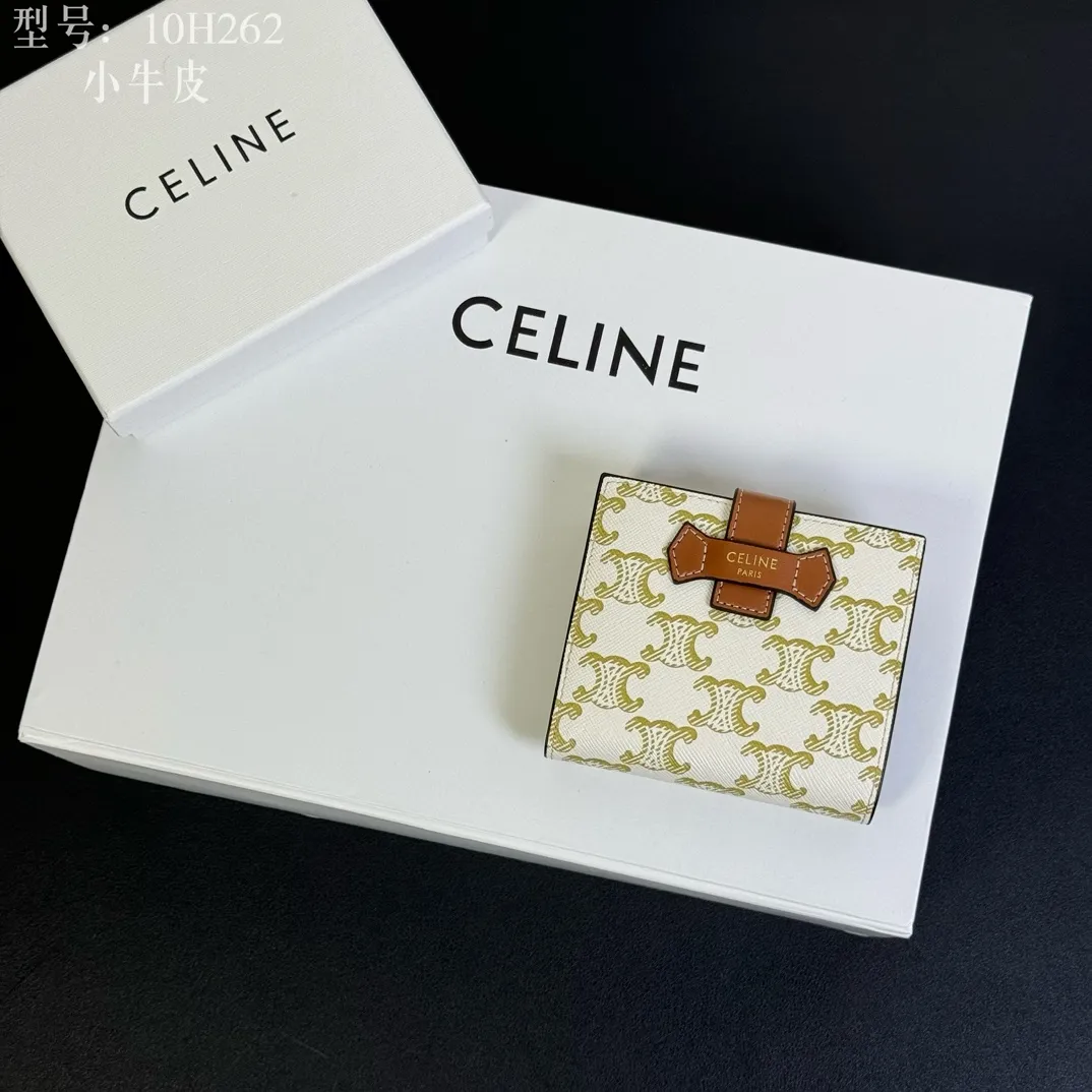 💰160 💎Top quality💖 With cowhide leather 𝗖𝗘𝗟𝗜𝗡𝗘 Arc de Triomphe ce Peugeot printed sheepskin strap wallet. TRIOMPHE artificial leather, sheepskin binding Cow leather lining Snap drawstring closure Inside 7 credit card slots 1 large banknote pocket 1 zipper pocket 1 gusset pocket 1 flat pocket, ultra-light weight, simple and wear-resistant. Style number: 10H262 material/white Size: 10.5×9x2cm (with original box)