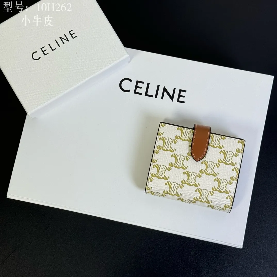 💰160 💎Top quality💖 With cowhide leather 𝗖𝗘𝗟𝗜𝗡𝗘 Arc de Triomphe ce Peugeot printed sheepskin strap wallet. TRIOMPHE artificial leather, sheepskin binding Cow leather lining Snap drawstring closure Inside 7 credit card slots 1 large banknote pocket 1 zipper pocket 1 gusset pocket 1 flat pocket, ultra-light weight, simple and wear-resistant. Style number: 10H262 material/white Size: 10.5×9x2cm (with original box)