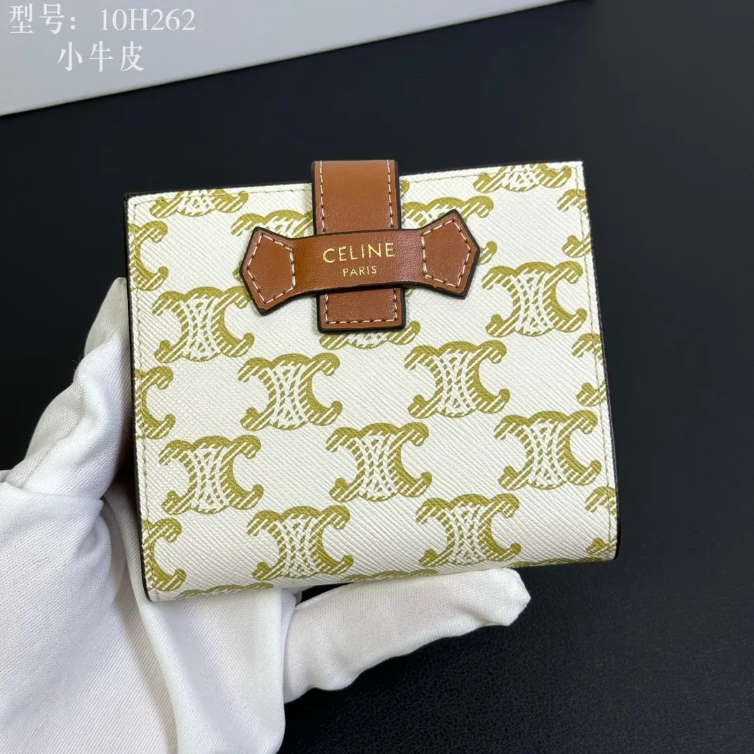 💰160 💎Top quality💖 With cowhide leather 𝗖𝗘𝗟𝗜𝗡𝗘 Arc de Triomphe ce Peugeot printed sheepskin strap wallet. TRIOMPHE artificial leather, sheepskin binding Cow leather lining Snap drawstring closure Inside 7 credit card slots 1 large banknote pocket 1 zipper pocket 1 gusset pocket 1 flat pocket, ultra-light weight, simple and wear-resistant. Style number: 10H262 material/white Size: 10.5×9x2cm (with original box)