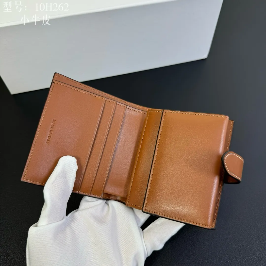 💰160 💎Top quality💖 With cowhide leather 𝗖𝗘𝗟𝗜𝗡𝗘 Arc de Triomphe ce Peugeot printed sheepskin strap wallet. TRIOMPHE artificial leather, sheepskin binding Cow leather lining Snap drawstring closure Inside 7 credit card slots 1 large banknote pocket 1 zipper pocket 1 gusset pocket 1 flat pocket, ultra-light weight, simple and wear-resistant. Style number: 10H262 material/white Size: 10.5×9x2cm (with original box)