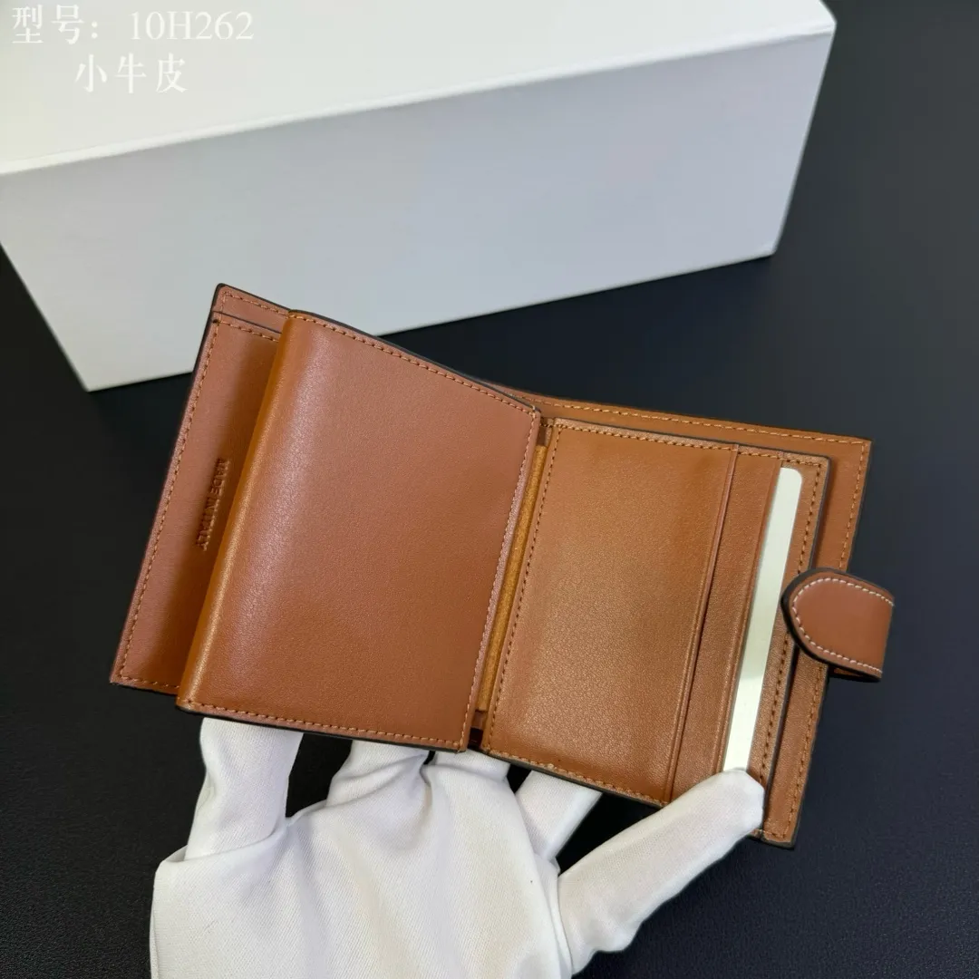 💰160 💎Top quality💖 With cowhide leather 𝗖𝗘𝗟𝗜𝗡𝗘 Arc de Triomphe ce Peugeot printed sheepskin strap wallet. TRIOMPHE artificial leather, sheepskin binding Cow leather lining Snap drawstring closure Inside 7 credit card slots 1 large banknote pocket 1 zipper pocket 1 gusset pocket 1 flat pocket, ultra-light weight, simple and wear-resistant. Style number: 10H262 material/white Size: 10.5×9x2cm (with original box)