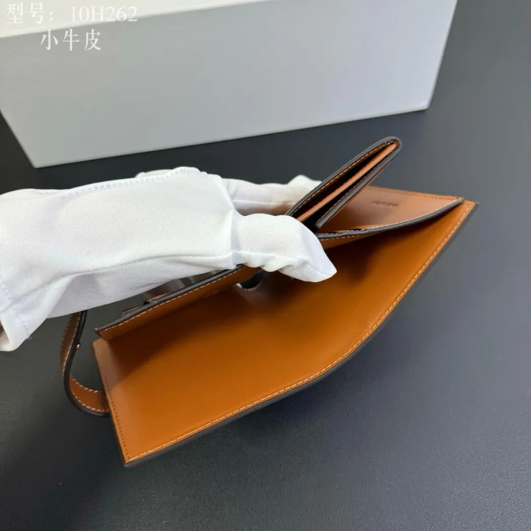 💰160 💎Top quality💖 With cowhide leather 𝗖𝗘𝗟𝗜𝗡𝗘 Arc de Triomphe ce Peugeot printed sheepskin strap wallet. TRIOMPHE artificial leather, sheepskin binding Cow leather lining Snap drawstring closure Inside 7 credit card slots 1 large banknote pocket 1 zipper pocket 1 gusset pocket 1 flat pocket, ultra-light weight, simple and wear-resistant. Style number: 10H262 material/white Size: 10.5×9x2cm (with original box)