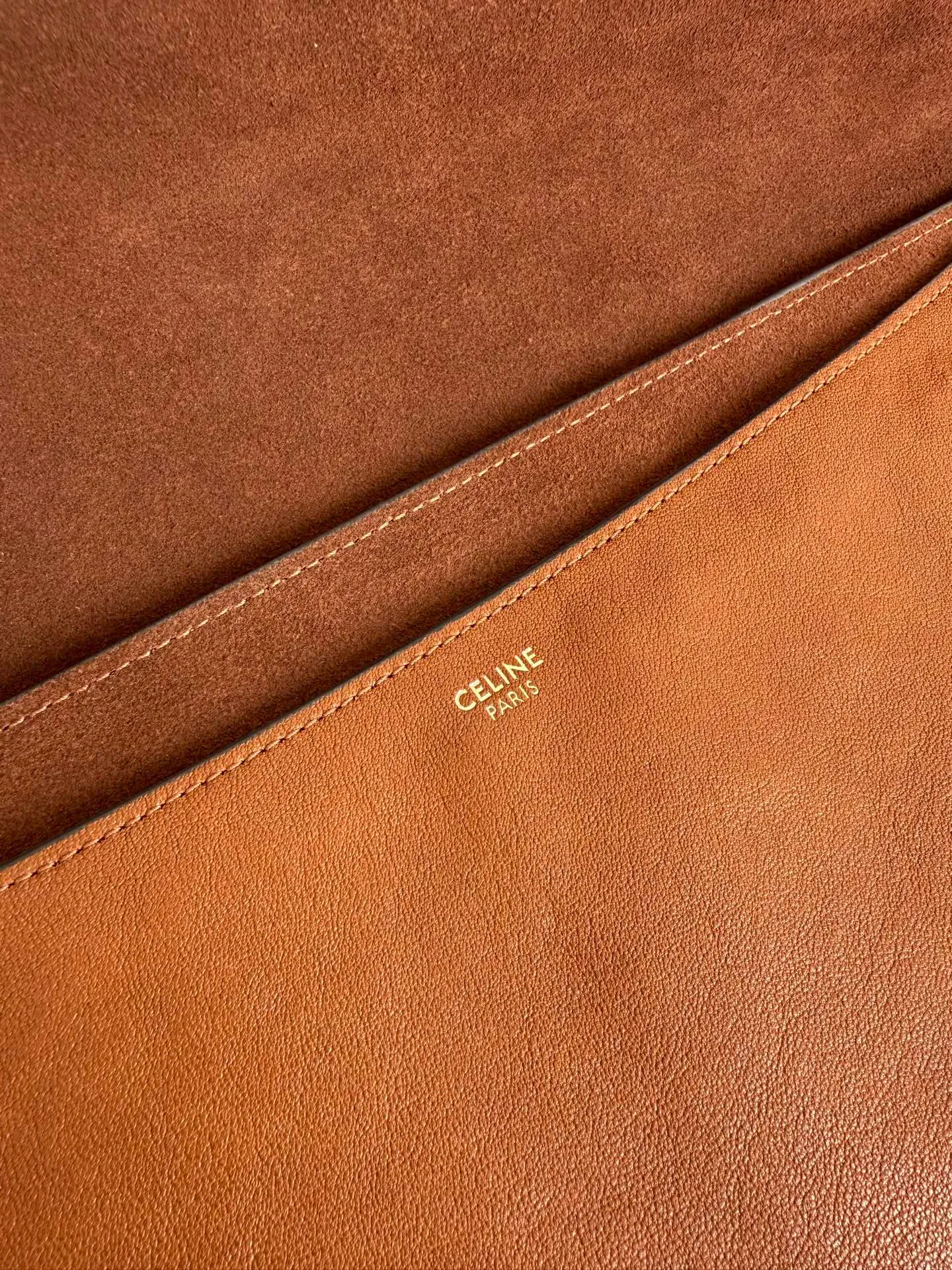 900. Soft Triomphe Halfmoon bag is fashionable✨ CELINE 26SPRING half-moon bag~ Fashionable and special-shaped bag. Large capacity can be used under armpit & one shoulder [kiss an R] I like the shiny leather. The material is shiny lambskin. It is quite light and has a minimalist and neat silhouette. It is fashionable in autumn and winter and can be pinched by the handle✨ Size: 46×19×10 Model: 124142