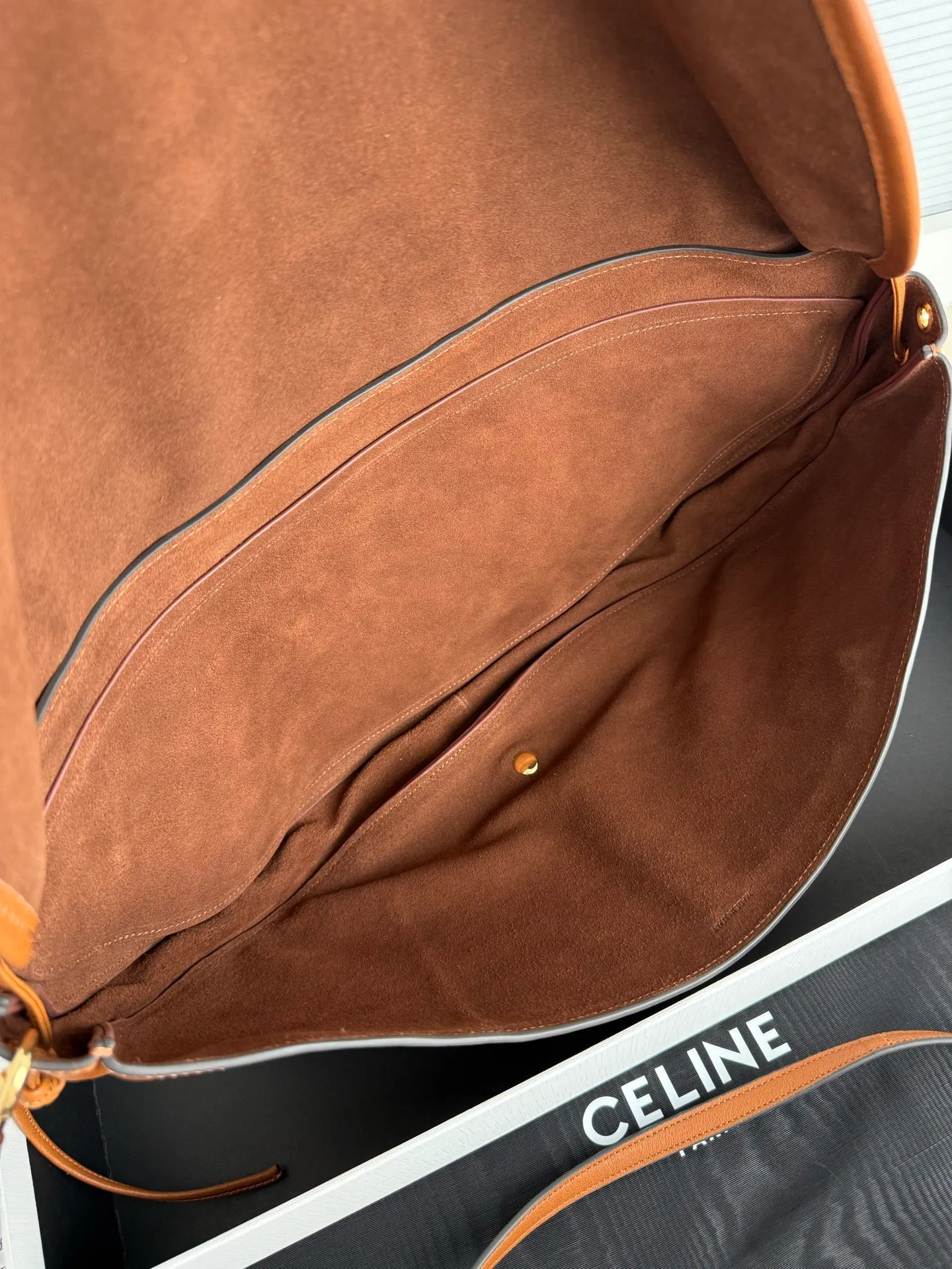 900. Soft Triomphe Halfmoon bag is fashionable✨ CELINE 26SPRING half-moon bag~ Fashionable and special-shaped bag. Large capacity can be used under armpit & one shoulder [kiss an R] I like the shiny leather. The material is shiny lambskin. It is quite light and has a minimalist and neat silhouette. It is fashionable in autumn and winter and can be pinched by the handle✨ Size: 46×19×10 Model: 124142