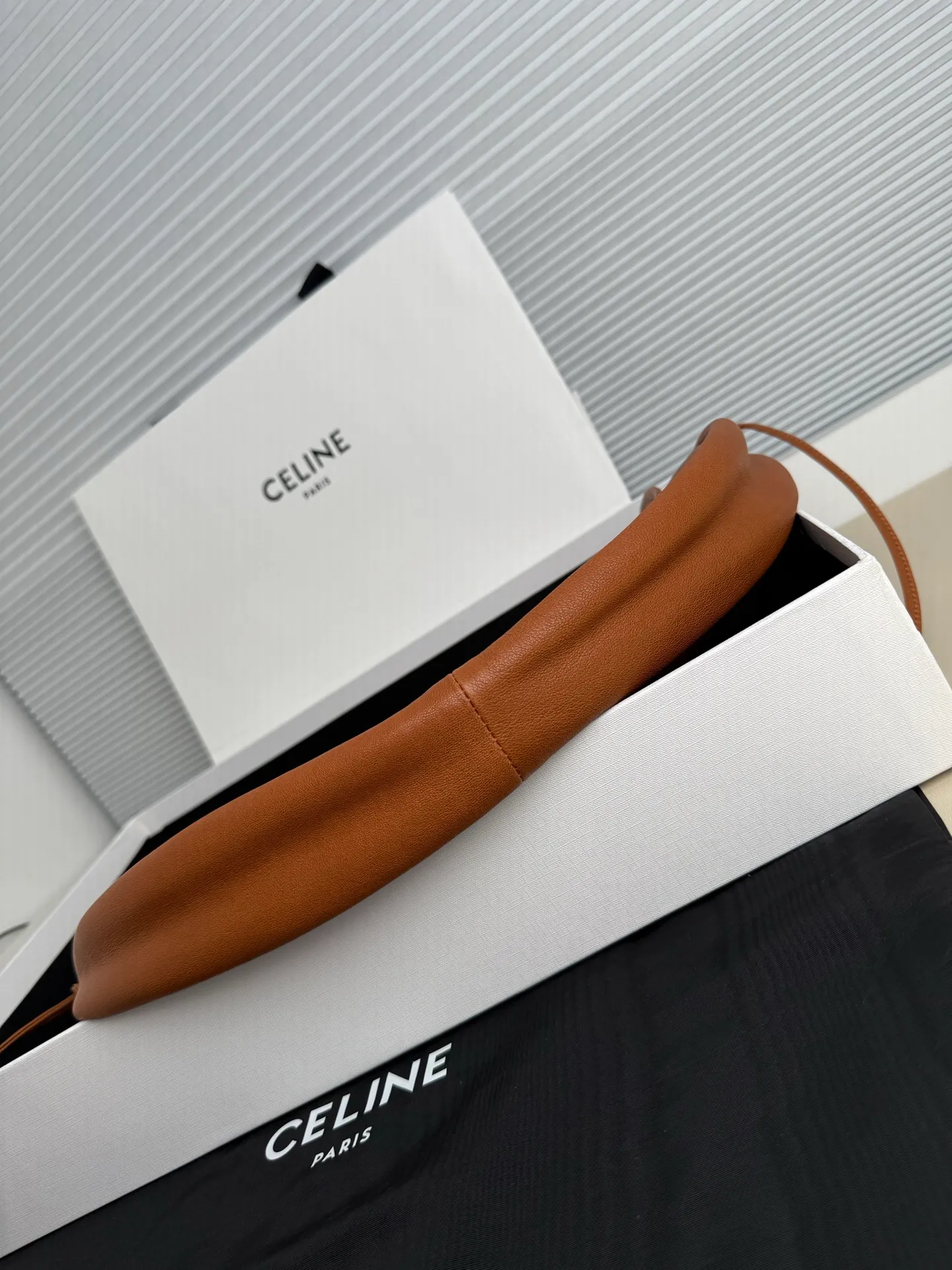 900. Soft Triomphe Halfmoon bag is fashionable✨ CELINE 26SPRING half-moon bag~ Fashionable and special-shaped bag. Large capacity can be used under armpit & one shoulder [kiss an R] I like the shiny leather. The material is shiny lambskin. It is quite light and has a minimalist and neat silhouette. It is fashionable in autumn and winter and can be pinched by the handle✨ Size: 46×19×10 Model: 124142