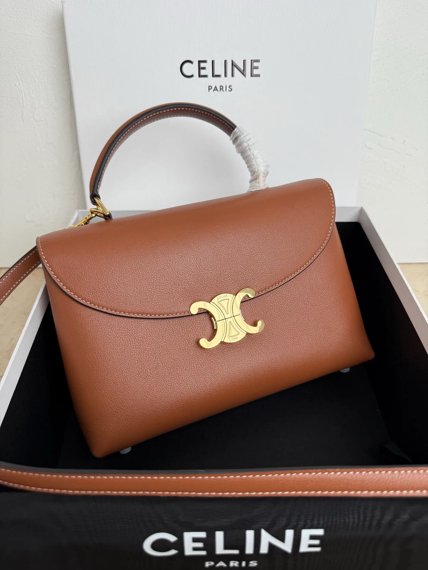 p1760 New product launched 🅰️🅰️CE Arc de Triomphe kelly handbag 👜 New Arc de Triomphe storage bag full of high-end feel! The simple and exquisite silhouette presents a capable style and pure aesthetics. Whether it is calm black, low-key brown or soft pink, it all exudes an unparalleled sense of luxury❤️ The lines of kelly's classic shape are simple and elegant, without unnecessary decoration, showing the aesthetic charm🫶🏻 Style number: 188836 Color: earthy yellow Size: 25.5x18.5x10