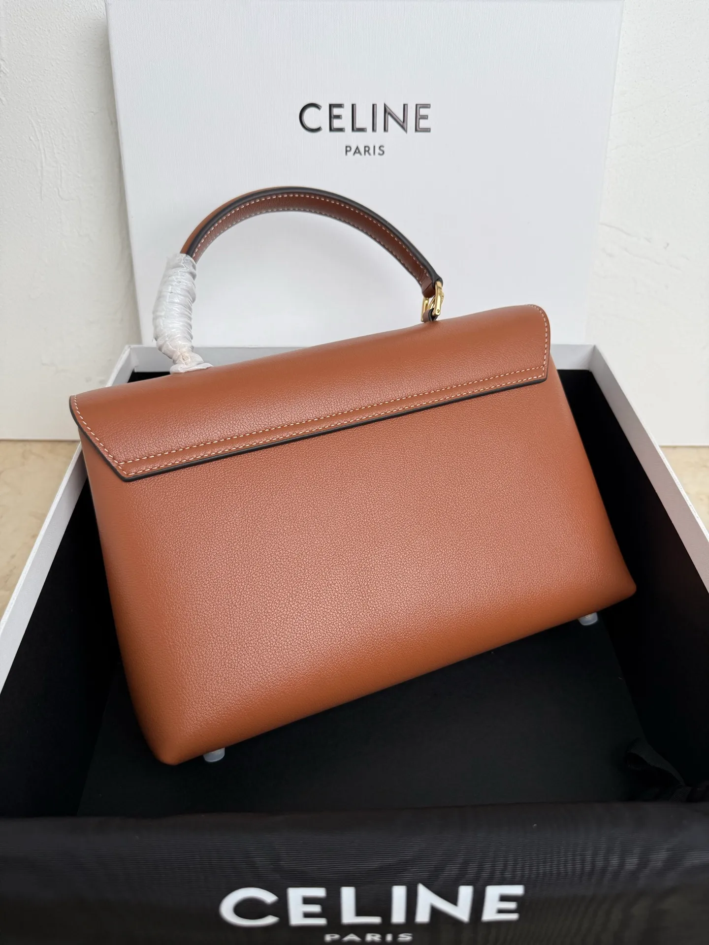 p1760 New product launched 🅰️🅰️CE Arc de Triomphe kelly handbag 👜 New Arc de Triomphe storage bag full of high-end feel! The simple and exquisite silhouette presents a capable style and pure aesthetics. Whether it is calm black, low-key brown or soft pink, it all exudes an unparalleled sense of luxury❤️ The lines of kelly's classic shape are simple and elegant, without unnecessary decoration, showing the aesthetic charm🫶🏻 Style number: 188836 Color: earthy yellow Size: 25.5x18.5x10