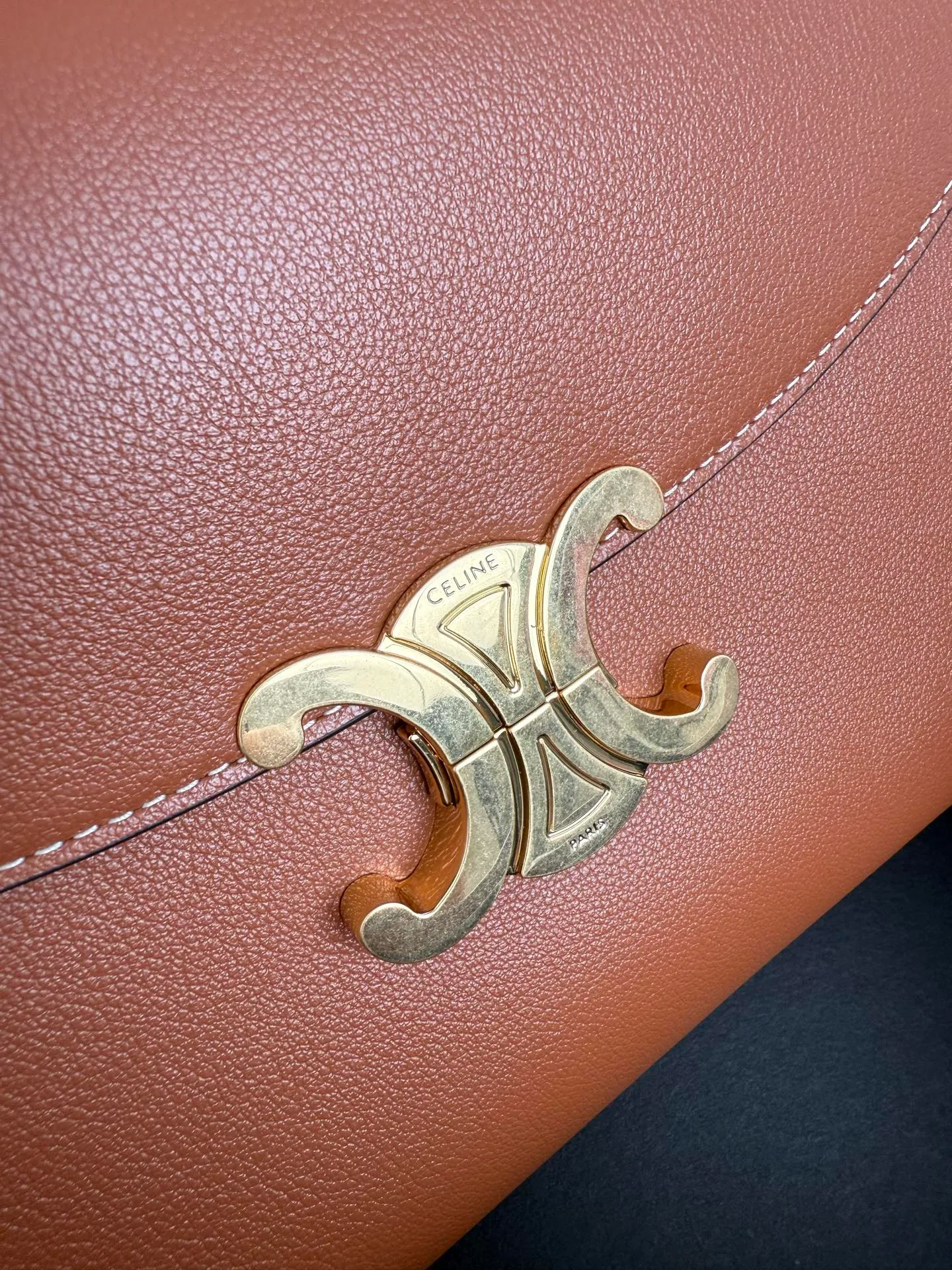 p1760 New product launched 🅰️🅰️CE Arc de Triomphe kelly handbag 👜 New Arc de Triomphe storage bag full of high-end feel! The simple and exquisite silhouette presents a capable style and pure aesthetics. Whether it is calm black, low-key brown or soft pink, it all exudes an unparalleled sense of luxury❤️ The lines of kelly's classic shape are simple and elegant, without unnecessary decoration, showing the aesthetic charm🫶🏻 Style number: 188836 Color: earthy yellow Size: 25.5x18.5x10