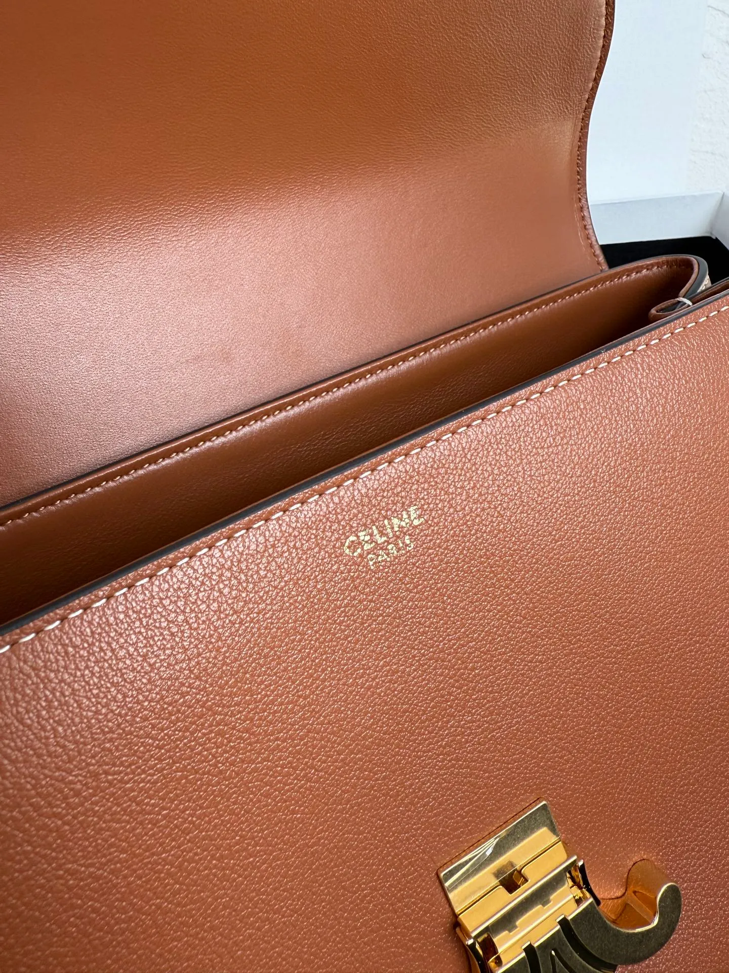 p1760 New product launched 🅰️🅰️CE Arc de Triomphe kelly handbag 👜 New Arc de Triomphe storage bag full of high-end feel! The simple and exquisite silhouette presents a capable style and pure aesthetics. Whether it is calm black, low-key brown or soft pink, it all exudes an unparalleled sense of luxury❤️ The lines of kelly's classic shape are simple and elegant, without unnecessary decoration, showing the aesthetic charm🫶🏻 Style number: 188836 Color: earthy yellow Size: 25.5x18.5x10