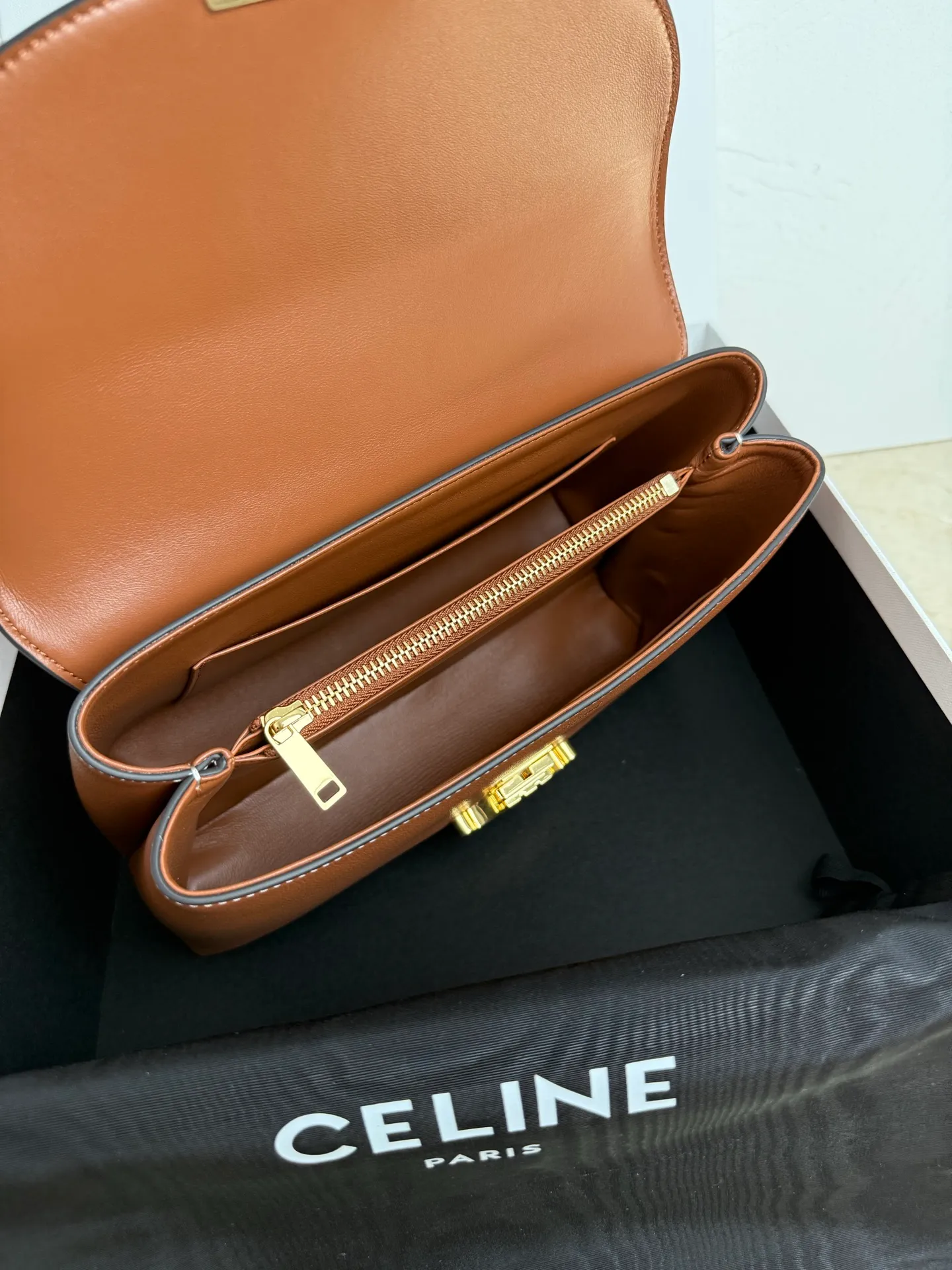 p1760 New product launched 🅰️🅰️CE Arc de Triomphe kelly handbag 👜 New Arc de Triomphe storage bag full of high-end feel! The simple and exquisite silhouette presents a capable style and pure aesthetics. Whether it is calm black, low-key brown or soft pink, it all exudes an unparalleled sense of luxury❤️ The lines of kelly's classic shape are simple and elegant, without unnecessary decoration, showing the aesthetic charm🫶🏻 Style number: 188836 Color: earthy yellow Size: 25.5x18.5x10