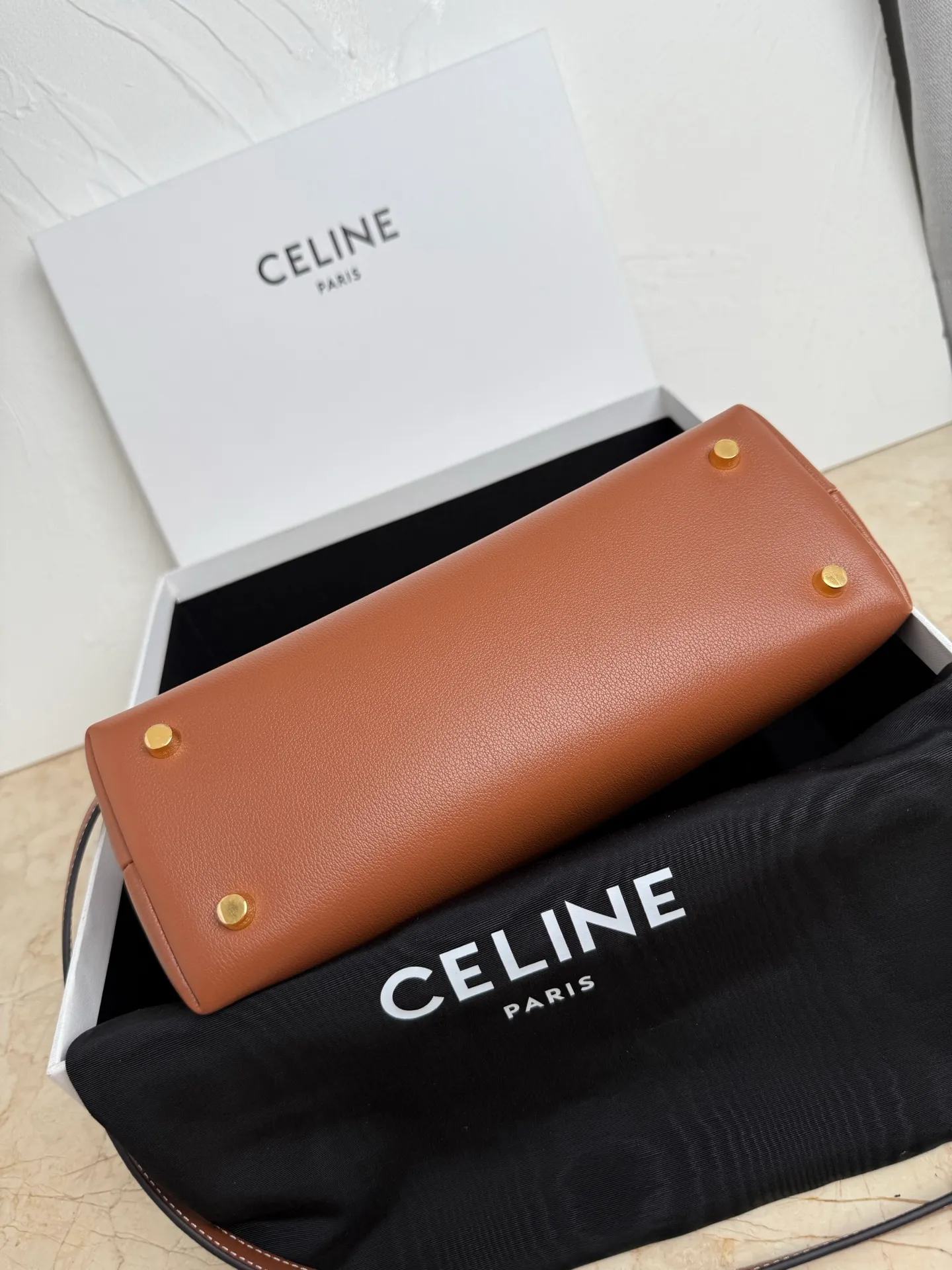 p1760 New product launched 🅰️🅰️CE Arc de Triomphe kelly handbag 👜 New Arc de Triomphe storage bag full of high-end feel! The simple and exquisite silhouette presents a capable style and pure aesthetics. Whether it is calm black, low-key brown or soft pink, it all exudes an unparalleled sense of luxury❤️ The lines of kelly's classic shape are simple and elegant, without unnecessary decoration, showing the aesthetic charm🫶🏻 Style number: 188836 Color: earthy yellow Size: 25.5x18.5x10