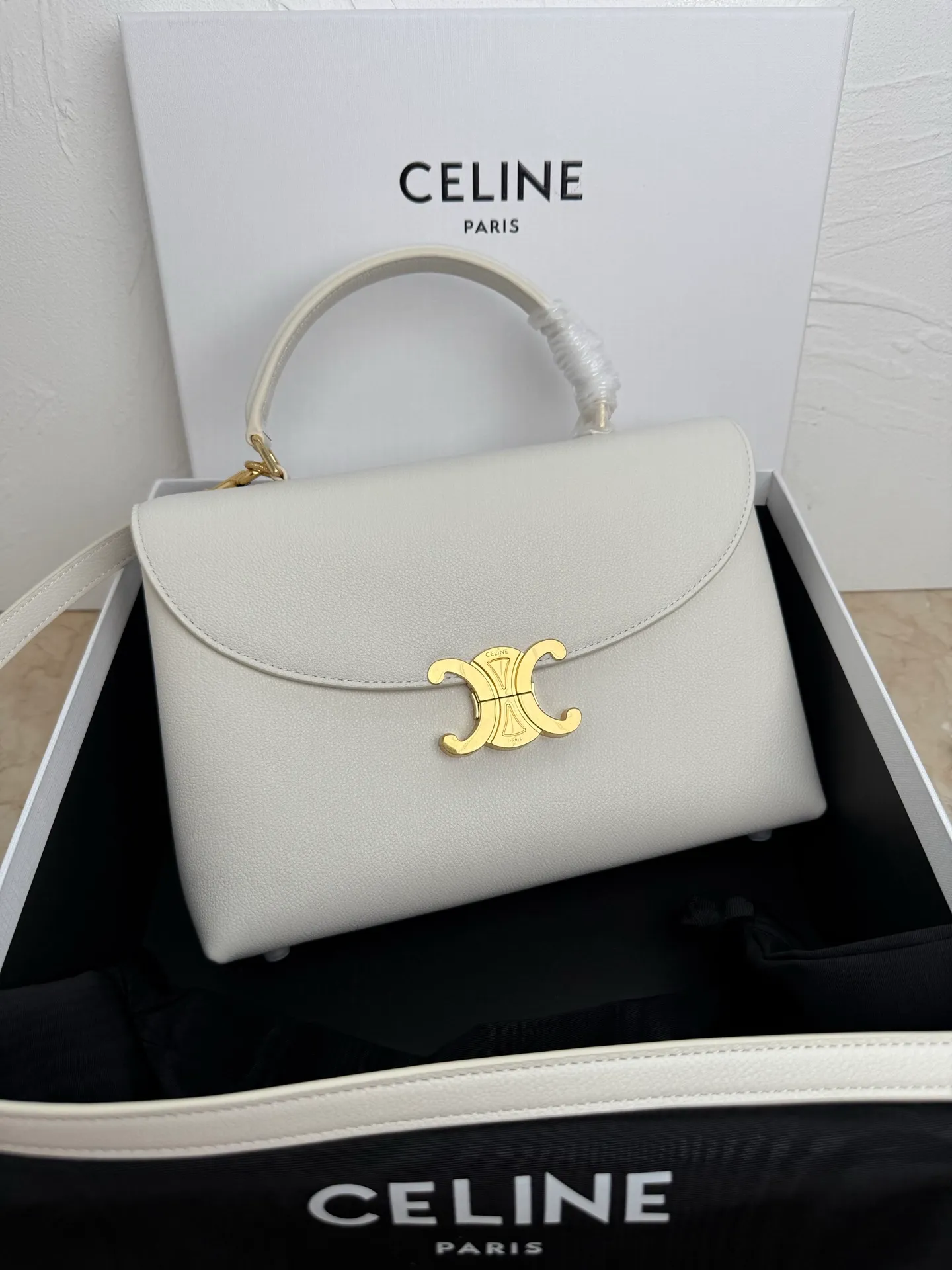 p1760 New products are online 🅰️🅰️CE Arc de Triomphe kelly handbag 👜 The new Arc de Triomphe storage bag is full of high-end feeling! The simple and exquisite silhouette presents a capable style and pure aesthetics. Whether it is calm black, low-key brown or soft pink, it exudes an unparalleled sense of luxury❤️ The lines of kelly's classic shape are simple and elegant, without unnecessary decoration, showing the aesthetic charm🫶🏻 Style number: 188836 Color: black Size: 25.5x18.5x10
