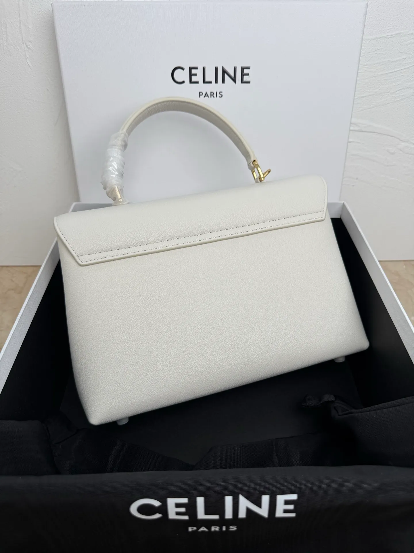 p1760 New products are online 🅰️🅰️CE Arc de Triomphe kelly handbag 👜 The new Arc de Triomphe storage bag is full of high-end feeling! The simple and exquisite silhouette presents a capable style and pure aesthetics. Whether it is calm black, low-key brown or soft pink, it exudes an unparalleled sense of luxury❤️ The lines of kelly's classic shape are simple and elegant, without unnecessary decoration, showing the aesthetic charm🫶🏻 Style number: 188836 Color: black Size: 25.5x18.5x10