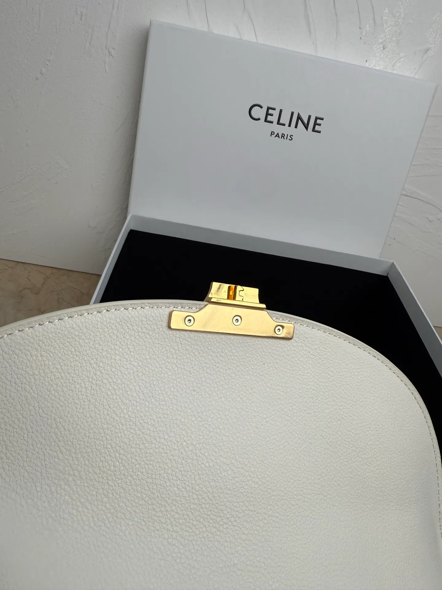 p1760 New products are online 🅰️🅰️CE Arc de Triomphe kelly handbag 👜 The new Arc de Triomphe storage bag is full of high-end feeling! The simple and exquisite silhouette presents a capable style and pure aesthetics. Whether it is calm black, low-key brown or soft pink, it exudes an unparalleled sense of luxury❤️ The lines of kelly's classic shape are simple and elegant, without unnecessary decoration, showing the aesthetic charm🫶🏻 Style number: 188836 Color: black Size: 25.5x18.5x10