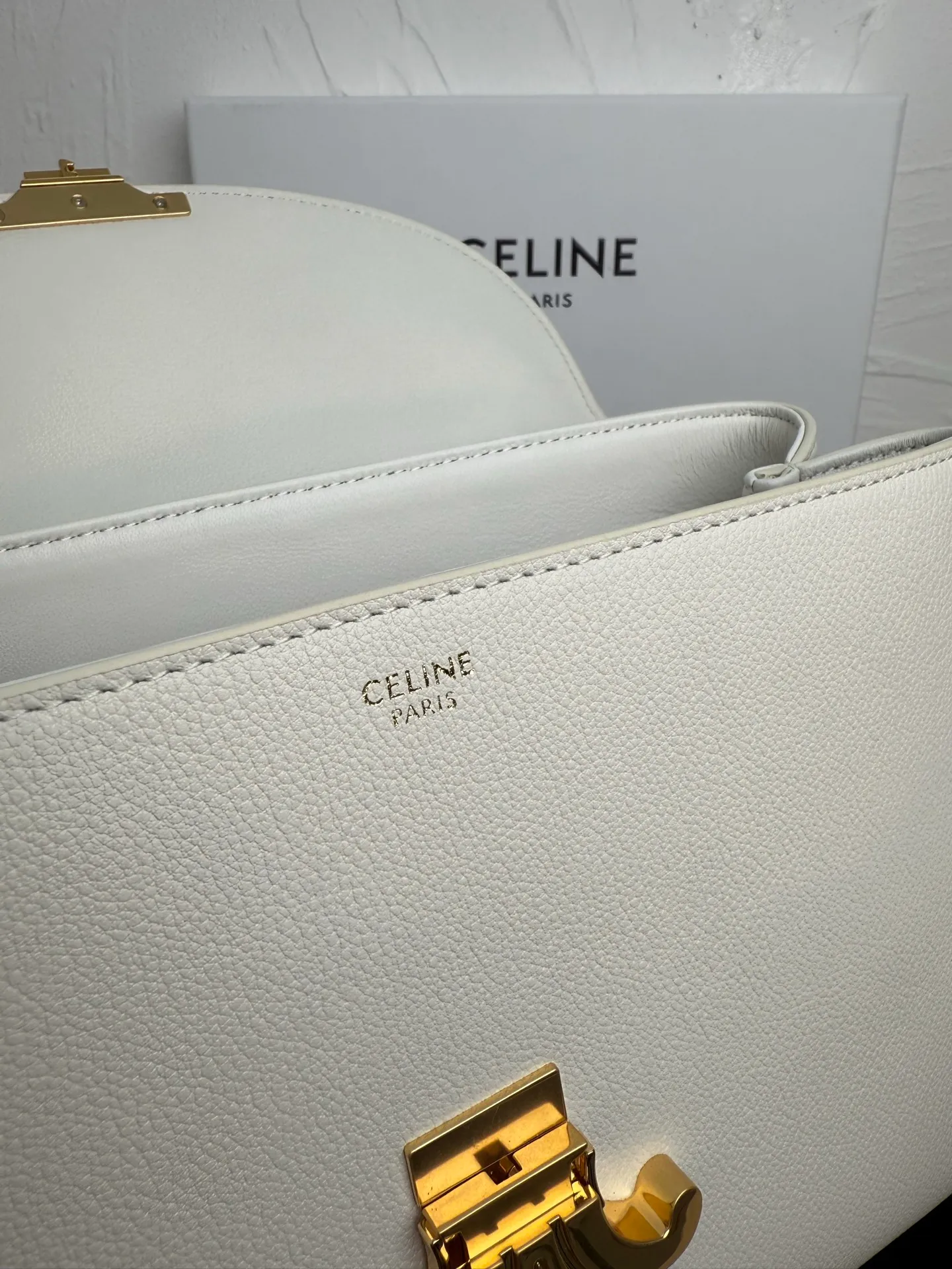 p1760 New products are online 🅰️🅰️CE Arc de Triomphe kelly handbag 👜 The new Arc de Triomphe storage bag is full of high-end feeling! The simple and exquisite silhouette presents a capable style and pure aesthetics. Whether it is calm black, low-key brown or soft pink, it exudes an unparalleled sense of luxury❤️ The lines of kelly's classic shape are simple and elegant, without unnecessary decoration, showing the aesthetic charm🫶🏻 Style number: 188836 Color: black Size: 25.5x18.5x10
