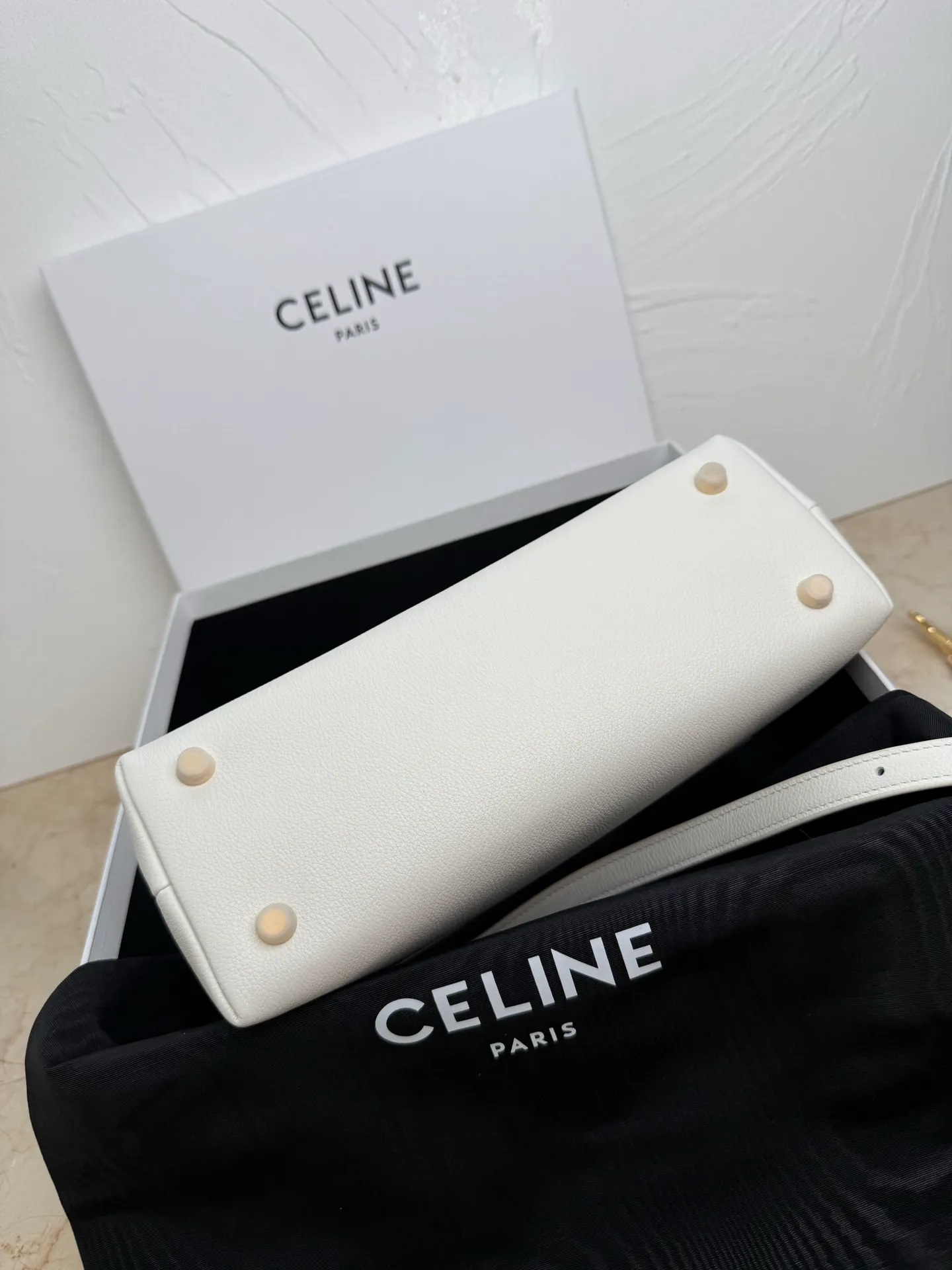 p1760 New products are online 🅰️🅰️CE Arc de Triomphe kelly handbag 👜 The new Arc de Triomphe storage bag is full of high-end feeling! The simple and exquisite silhouette presents a capable style and pure aesthetics. Whether it is calm black, low-key brown or soft pink, it exudes an unparalleled sense of luxury❤️ The lines of kelly's classic shape are simple and elegant, without unnecessary decoration, showing the aesthetic charm🫶🏻 Style number: 188836 Color: black Size: 25.5x18.5x10