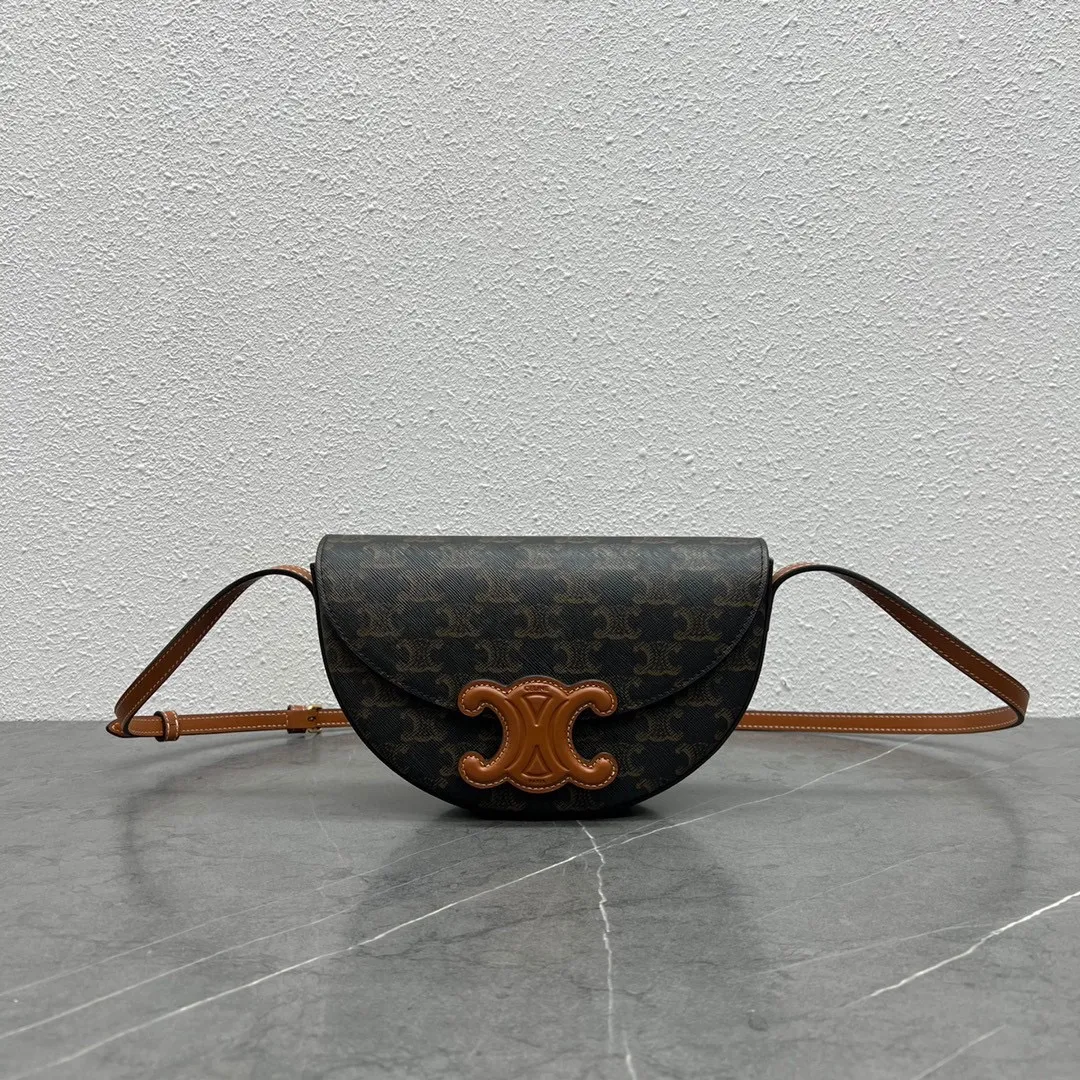 New product online 🅰️🅰️ Celine 2022 winter show model Basace Arc de Triomphe ~ Moon bag, half-moon body ➕ Snap-embossed Arc de Triomphe Logo leather buckle, very design, literary and artistic, also very light and cute, long shoulder strap, comfortable crossbody‼ ️ Style: Gentle and cute, retro literature and art, suitable for fashionistas 🉑️ Capacity: enough for daily outings 👌 Style number: 111233 Size: 23～13.5～6 Material brown